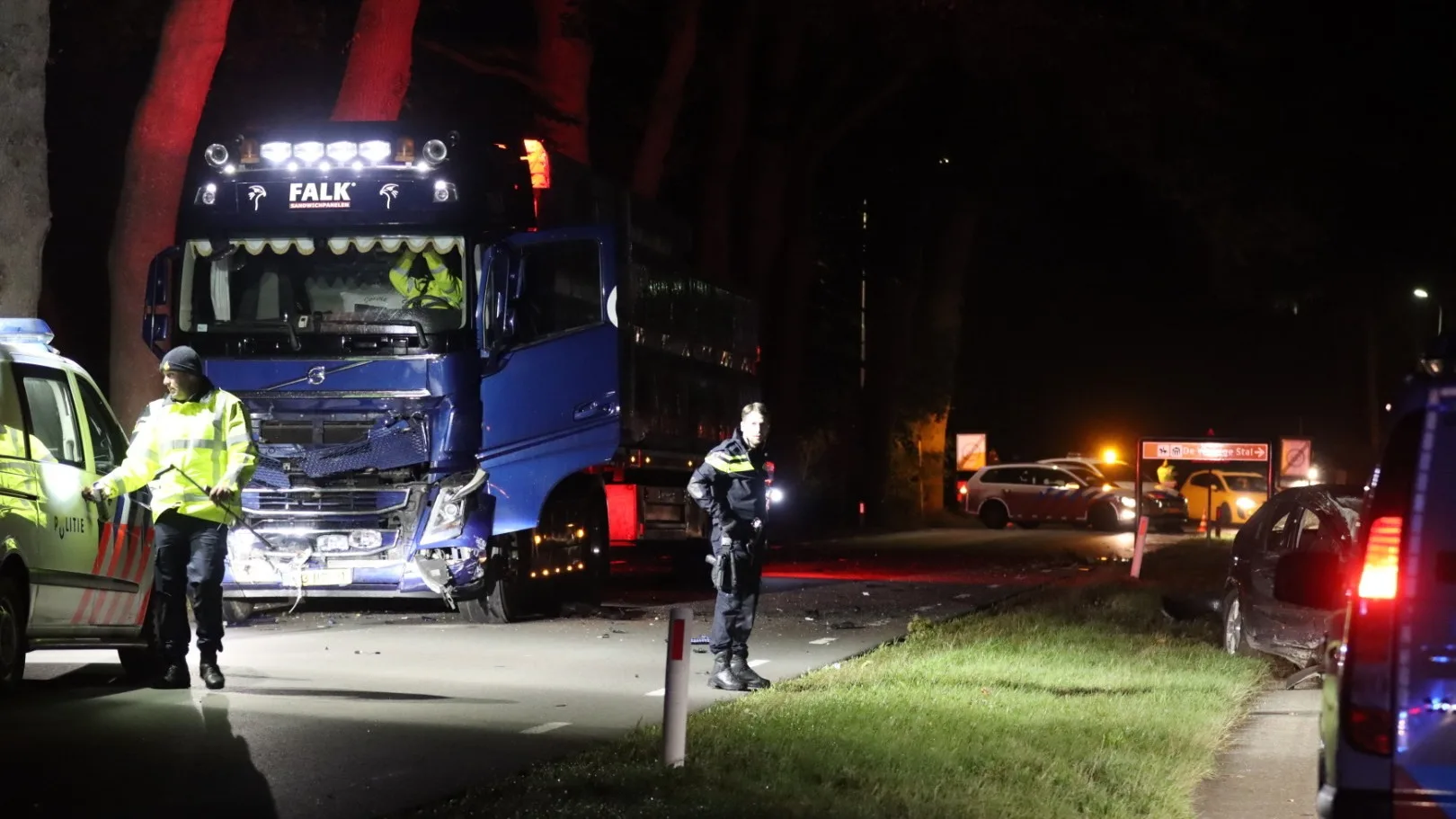 Automobilist overleden na botsing met vrachtwagen in Ede
