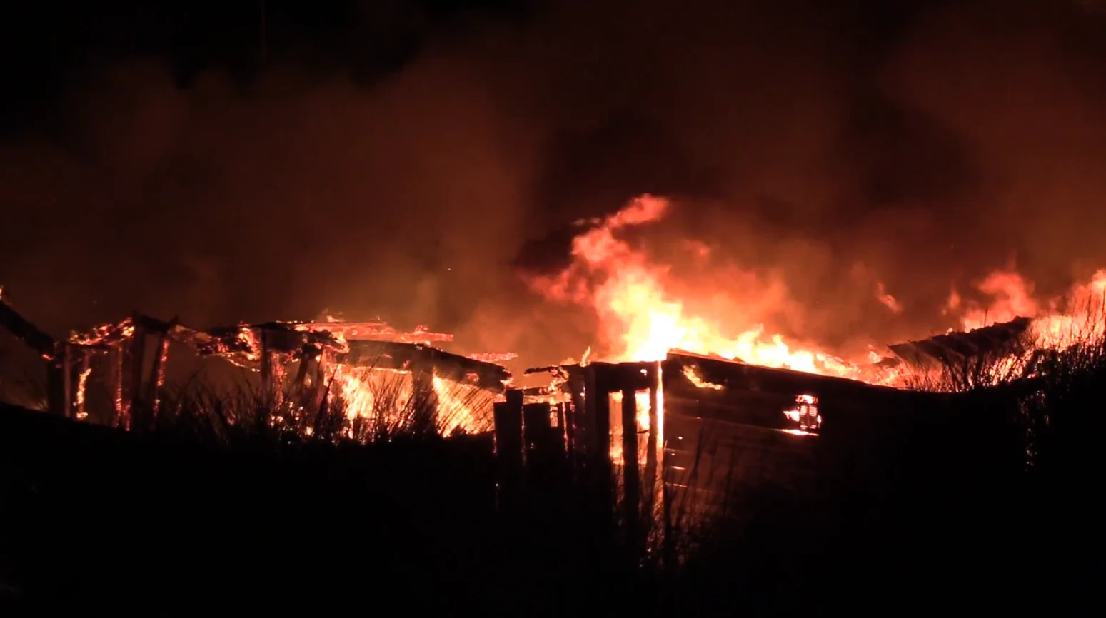 Strandpaviljoen op Texel volledig verwoest door felle brand