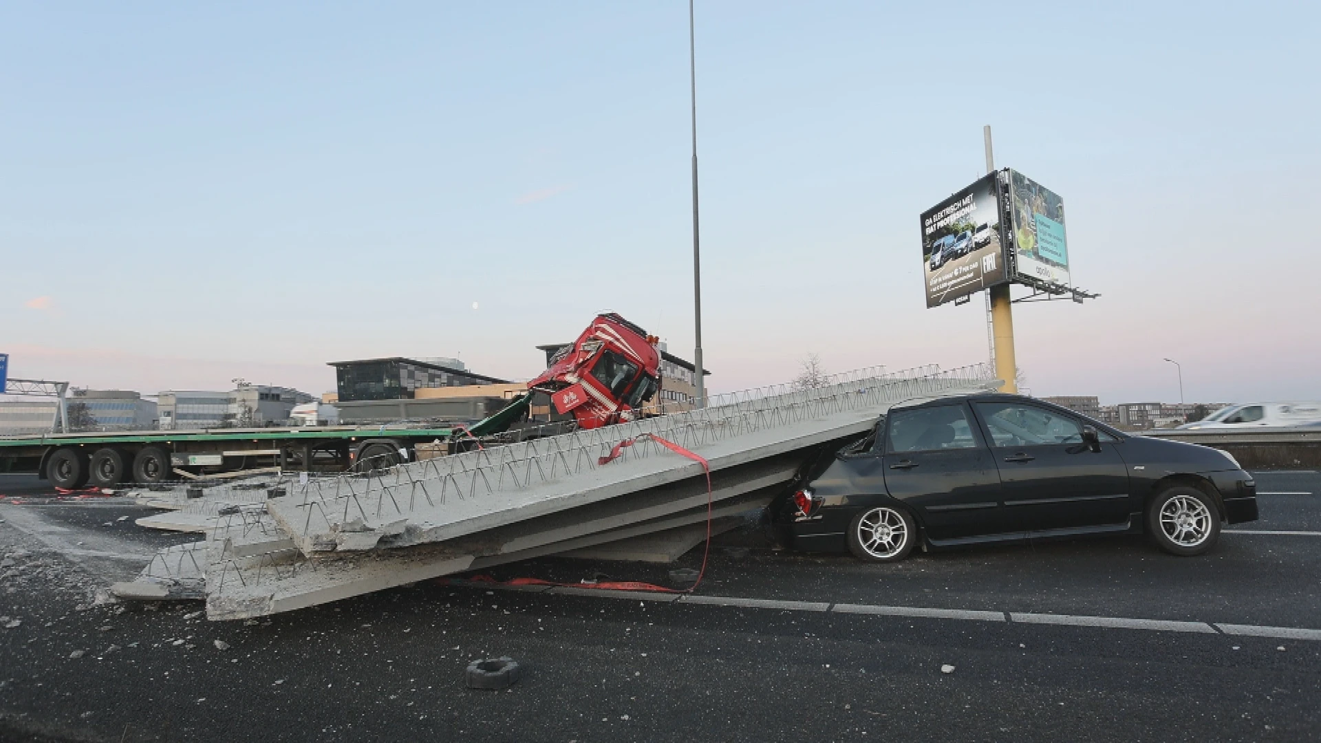 Lange file op A2 nadat vrachtwagen lading betonplaten verliest