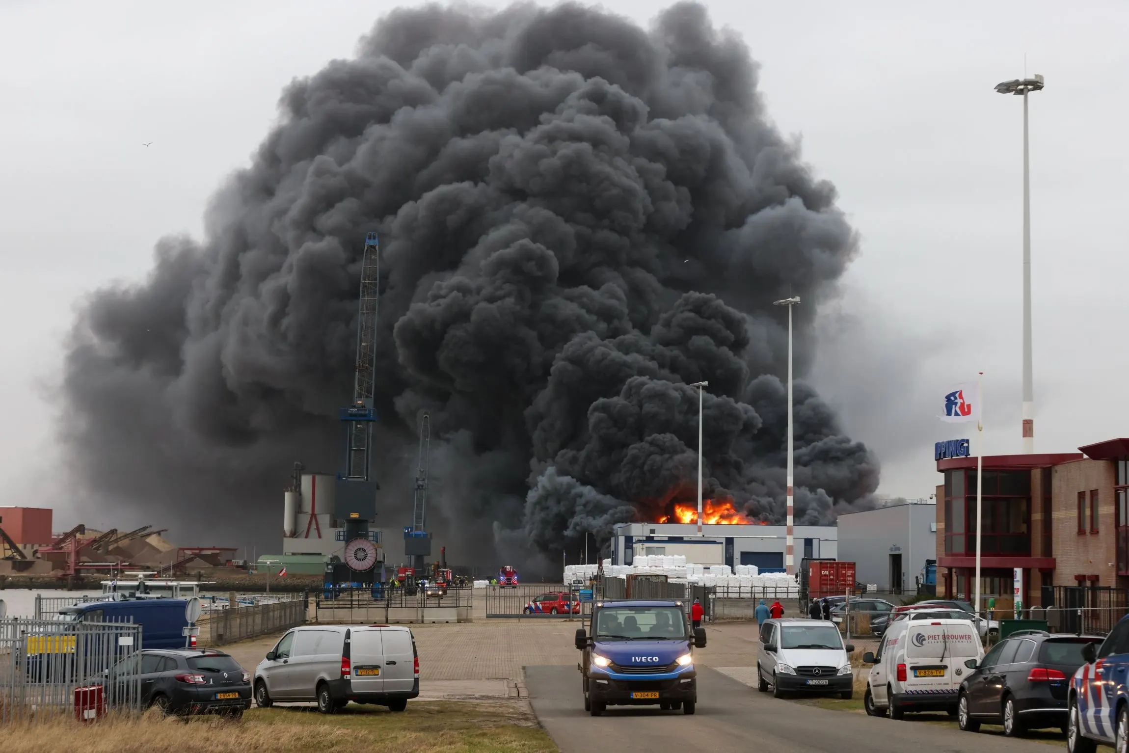 Twee gewonden bij zeer grote uitslaande brand in loods in Harlingen
