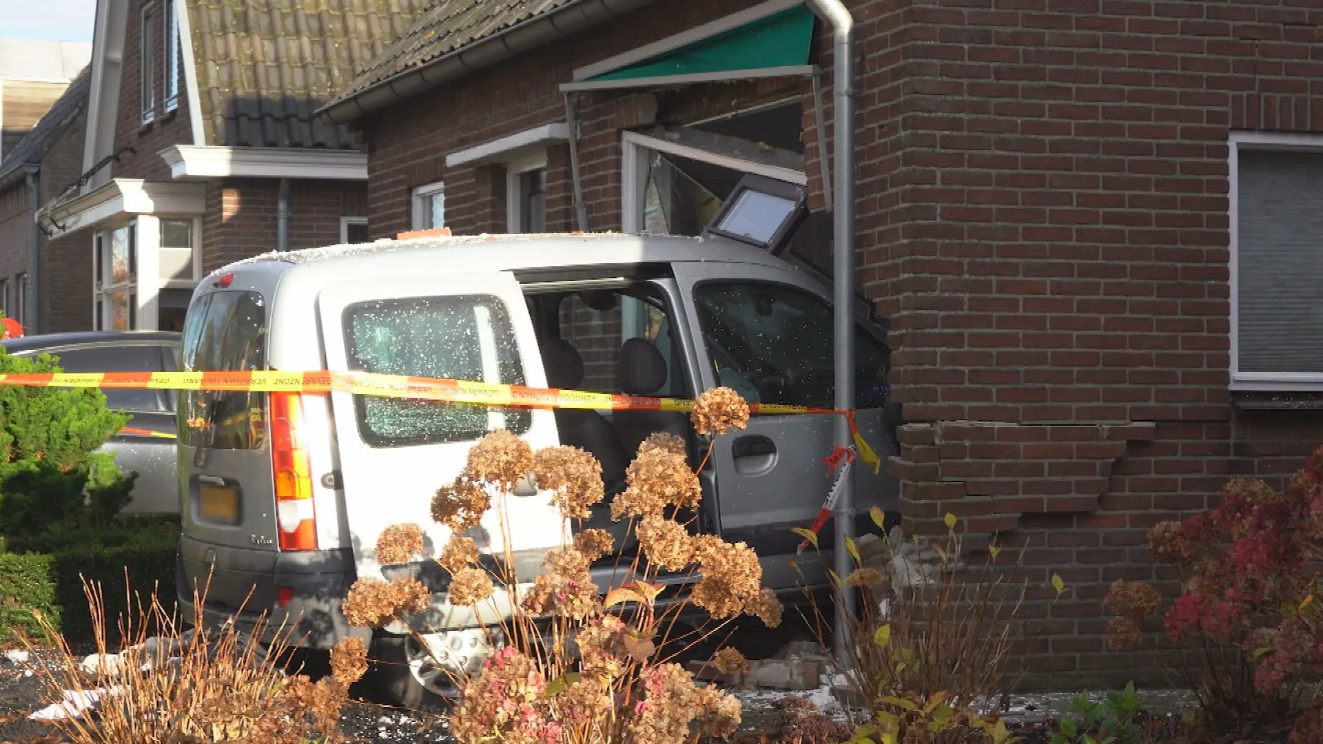 Auto rijdt huis in Nieuwleusen binnen, bestuurster overleden