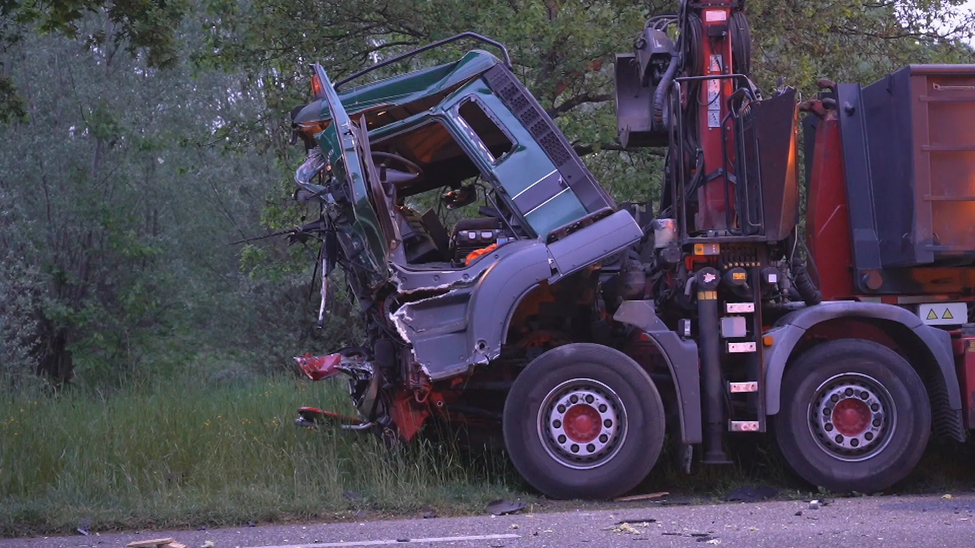 Dode bij zwaar ongeluk tussen twee vrachtwagens in Gilze