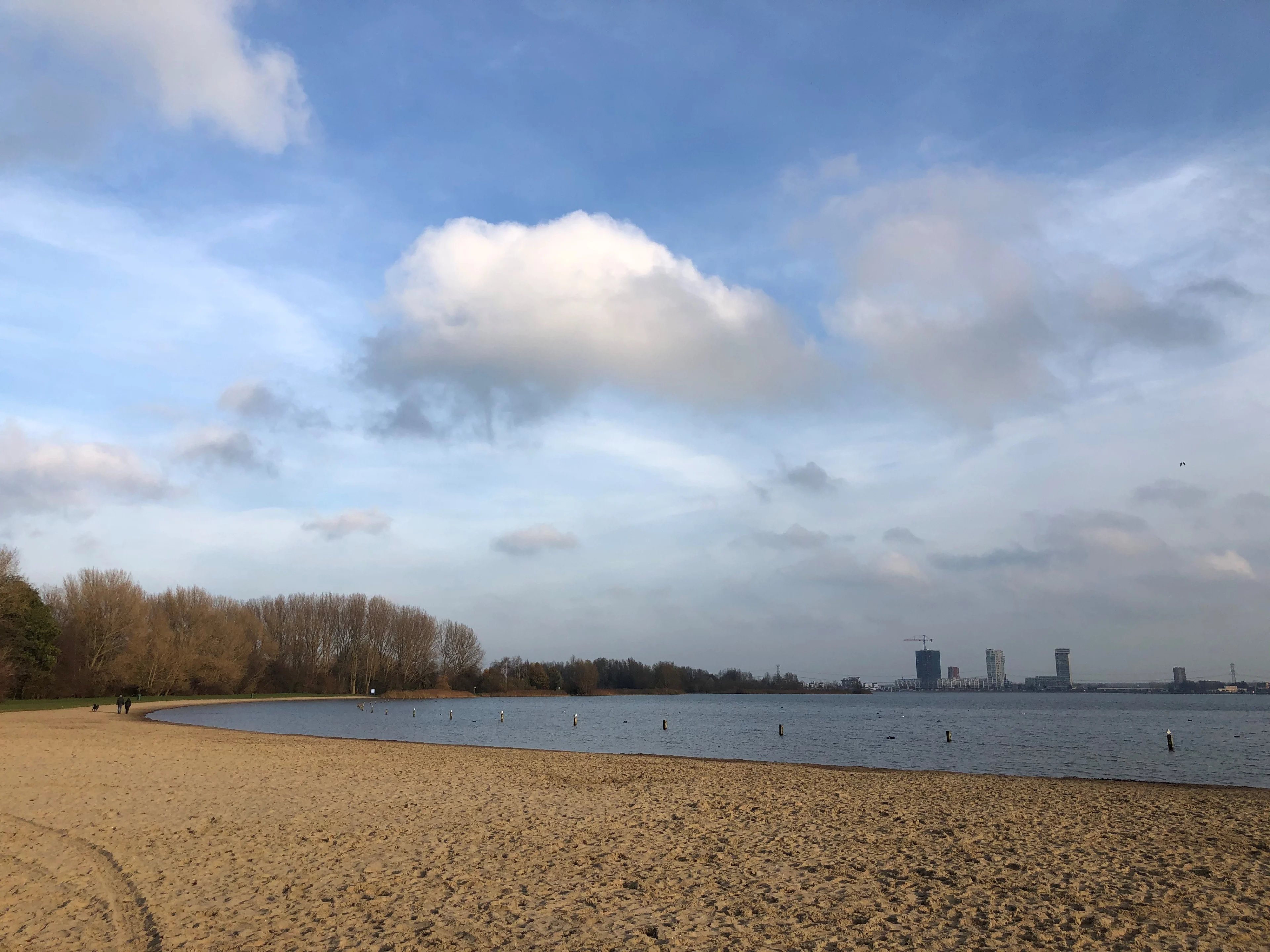 Na een frisse nacht begint de dag met af en toe wat zon