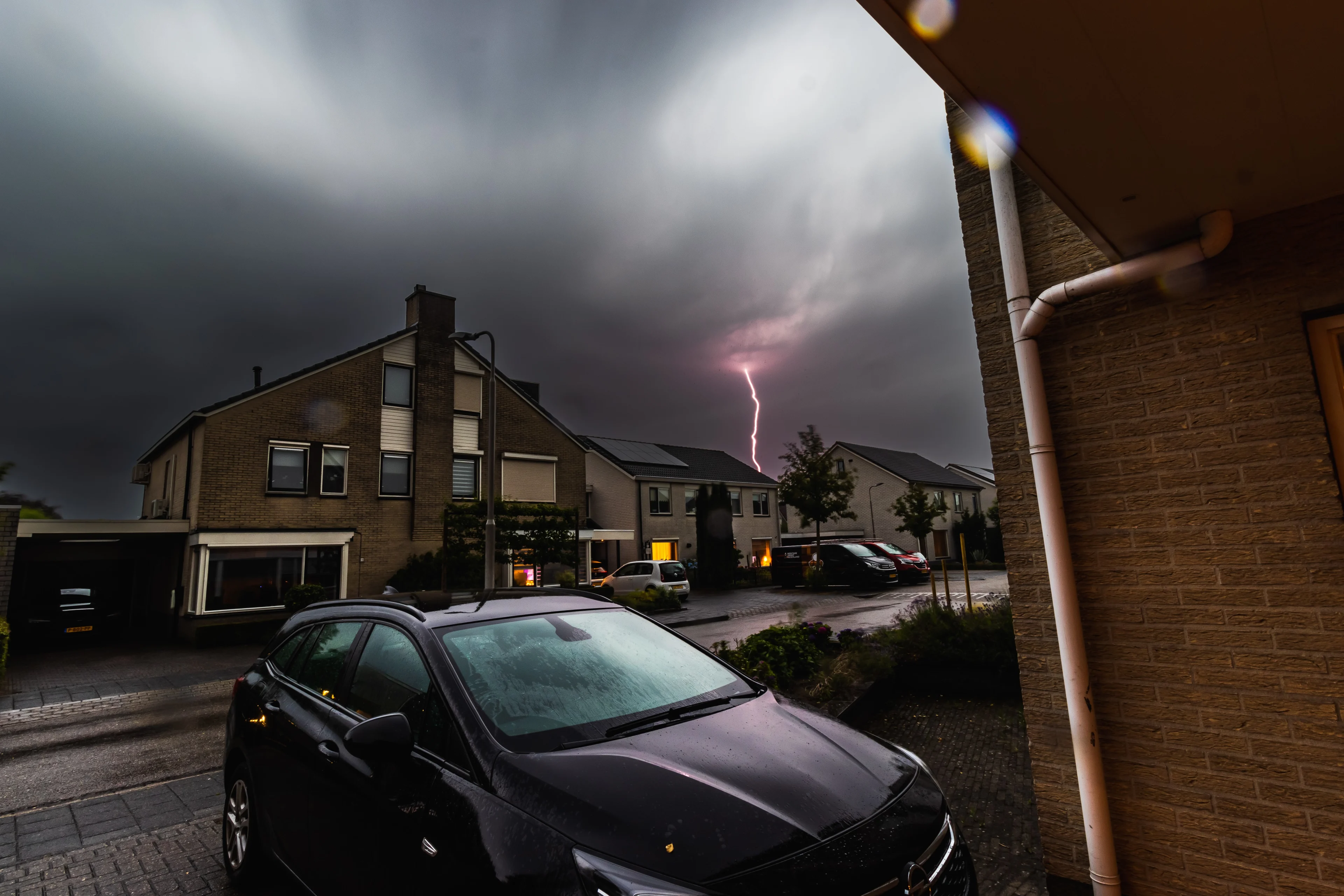 KNMI waarschuwt voor noodweer donderdagmiddag: 'Stevige onweersbuien in bijna heel het land'