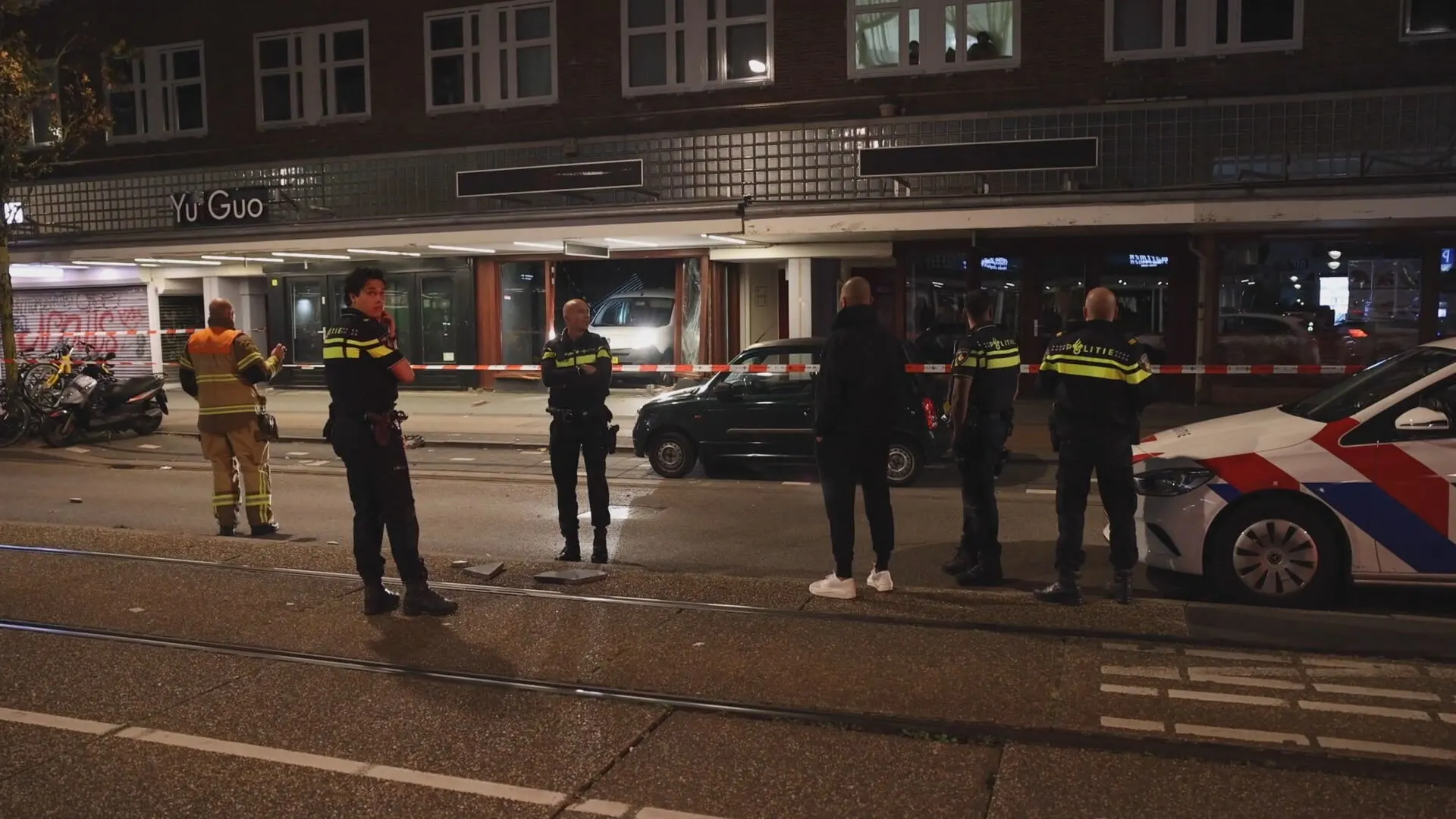 Politie zoekt verdachten na ramkraak bij kledingwinkel Amsterdam