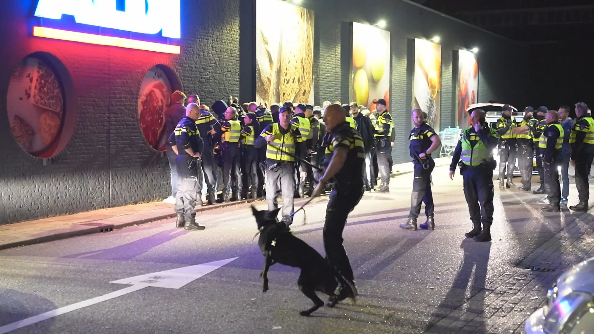 38 supporters opgepakt in Eindhoven, politie vordert lijnbus
