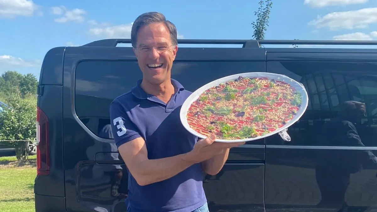 Rutte neemt het ervan tijdens vakantie met gigantische portie carpaccio