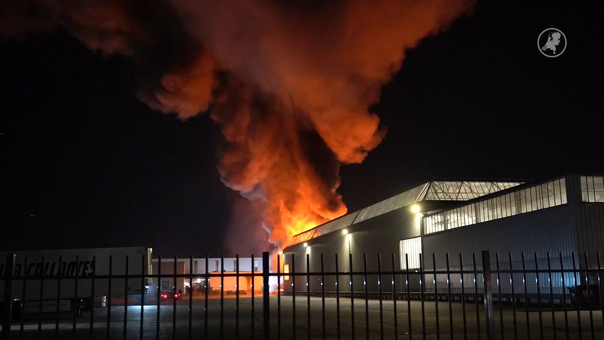 Grote brand bij autobedrijf Raamsdonkveer