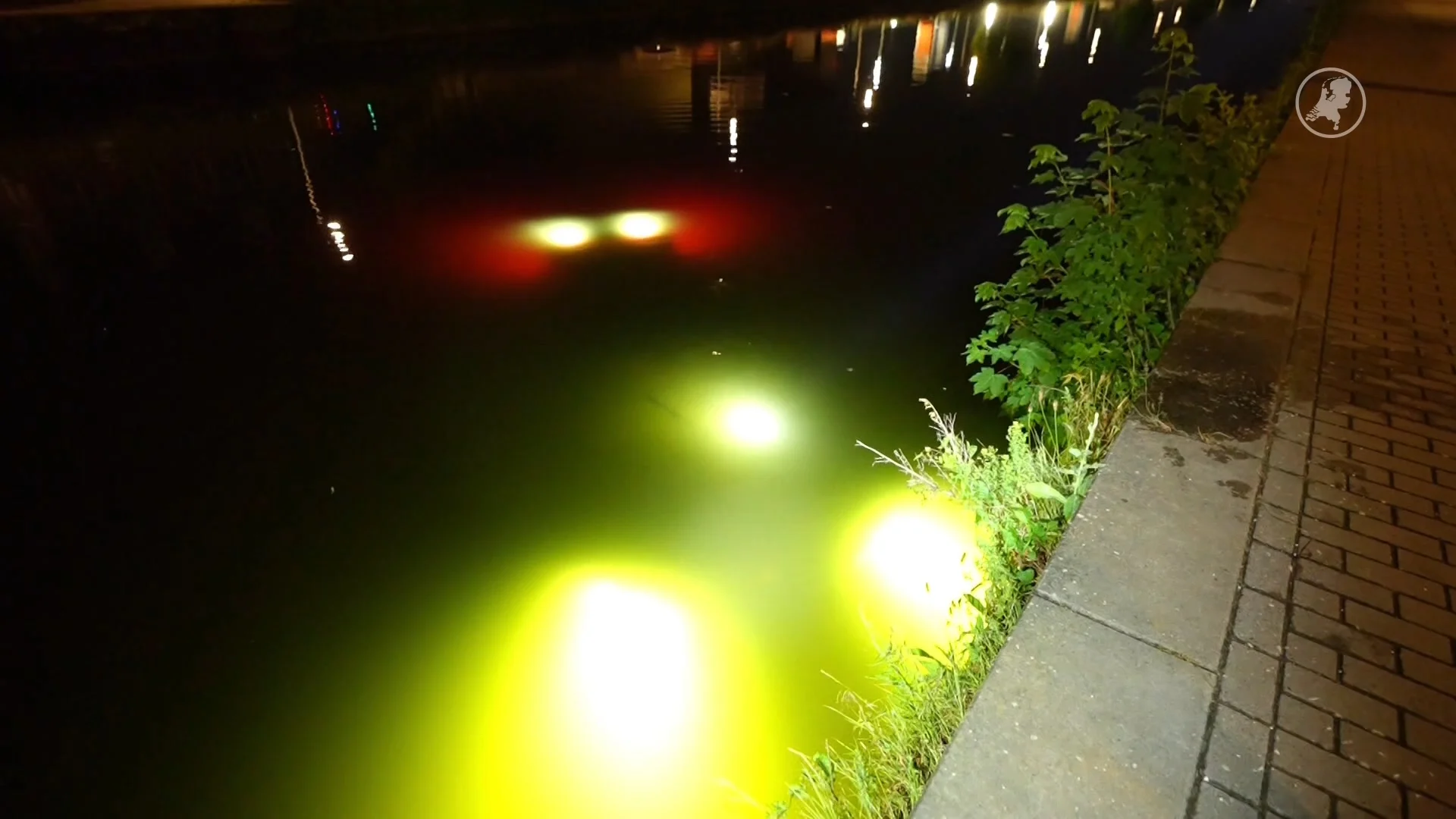 Dronken man rijdt met elektrische Mercedes zo het kanaal van Eindhoven in