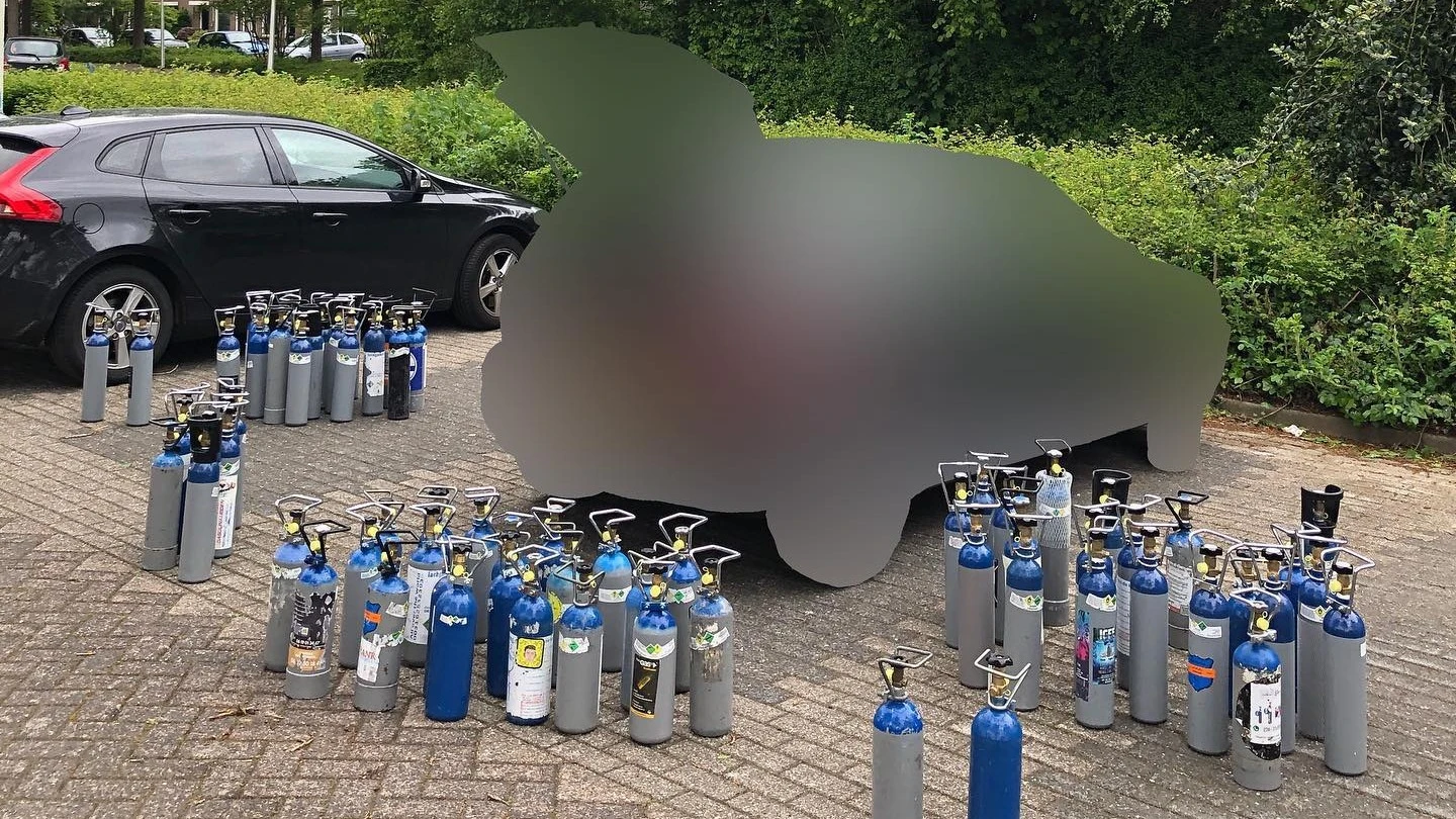 Politie vindt bijna 80 volle lachgastanks in auto: 'Levensgevaarlijk!'