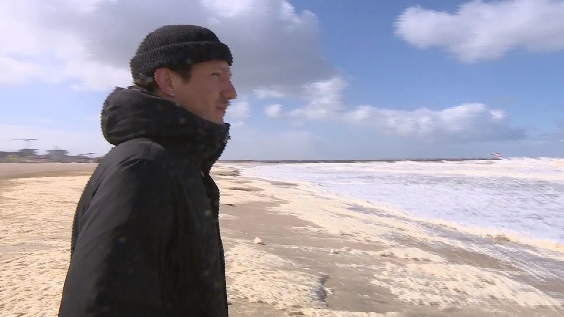 Onstuimig paasweer zorgt voor metershoge golven, gevaar dreigt voor golfsurfers