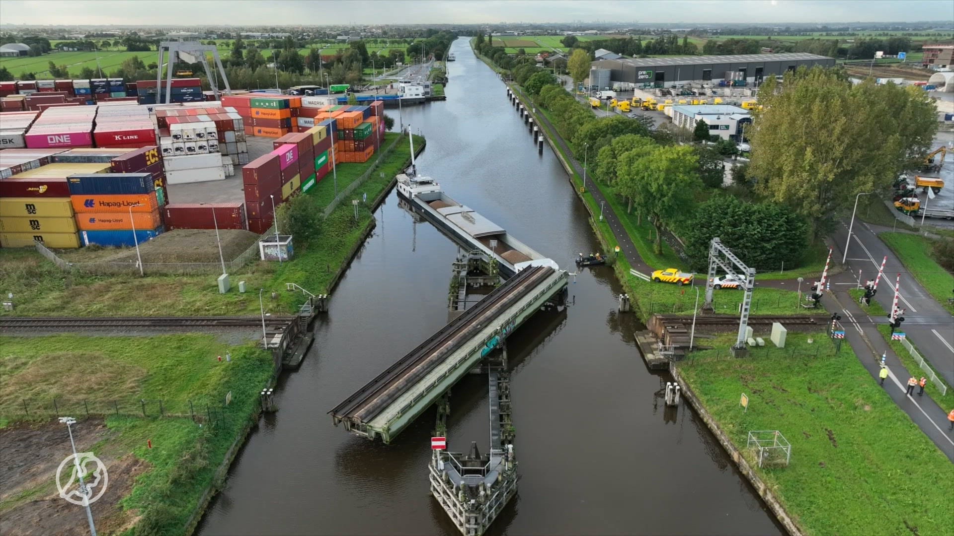 Schipt vaart tegen spoorbrug Capelle aan den IJssel