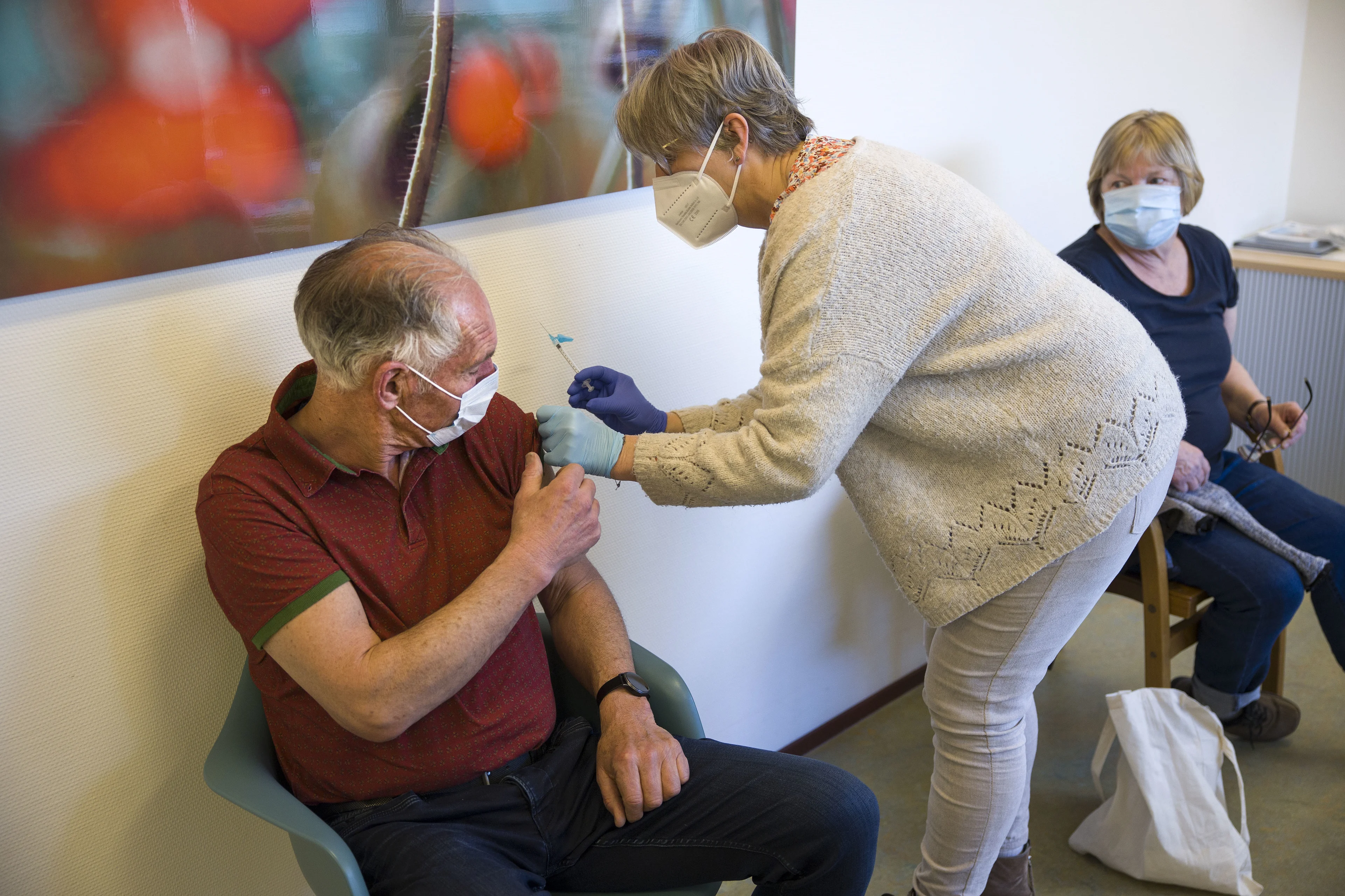 AstraZeneca stopt met productie coronavaccin: moeten gevaccineerden zich zorgen maken?