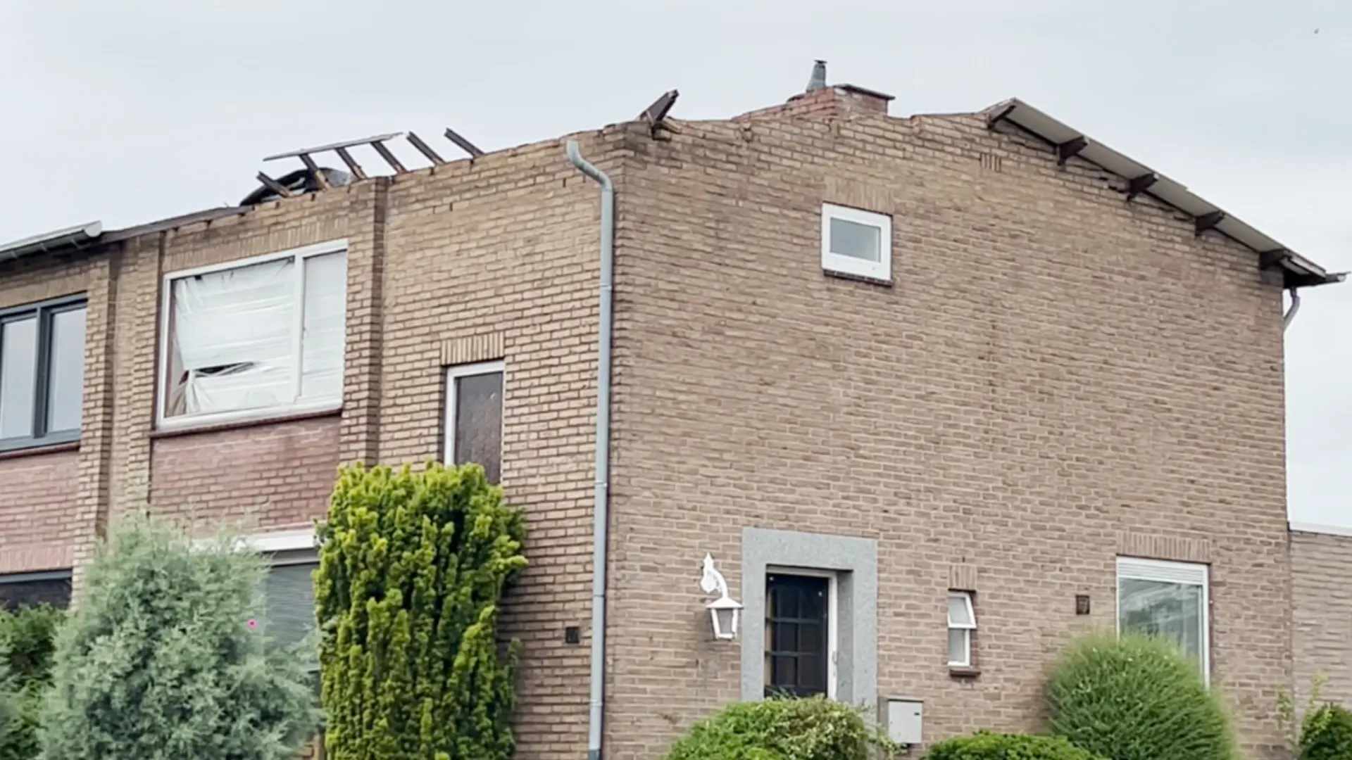 Woning in Beek staat op instorten na hevig noodweer