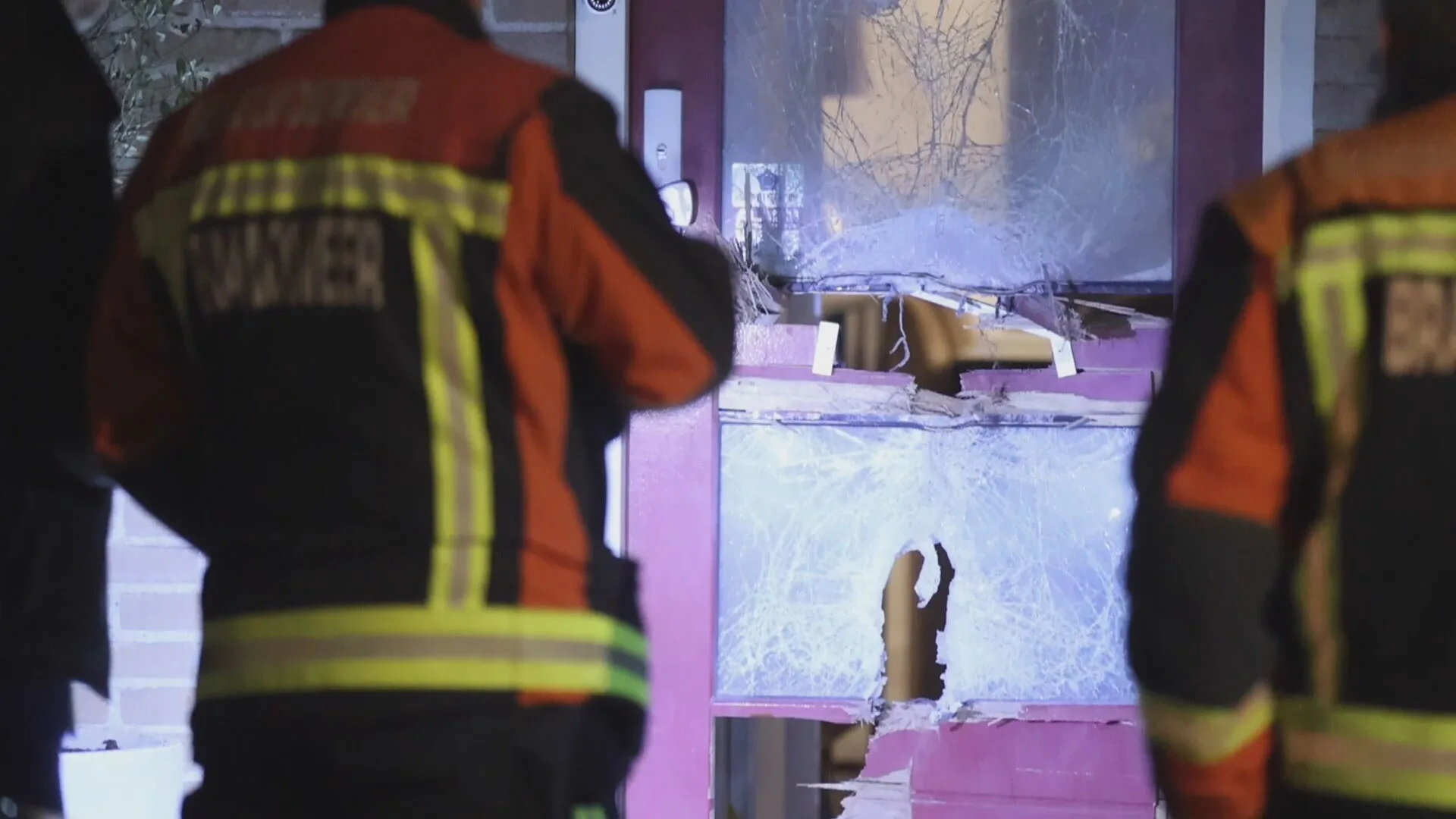 Voordeur aan gort geblazen na explosie in woonwijk Alphen aan den Rijn