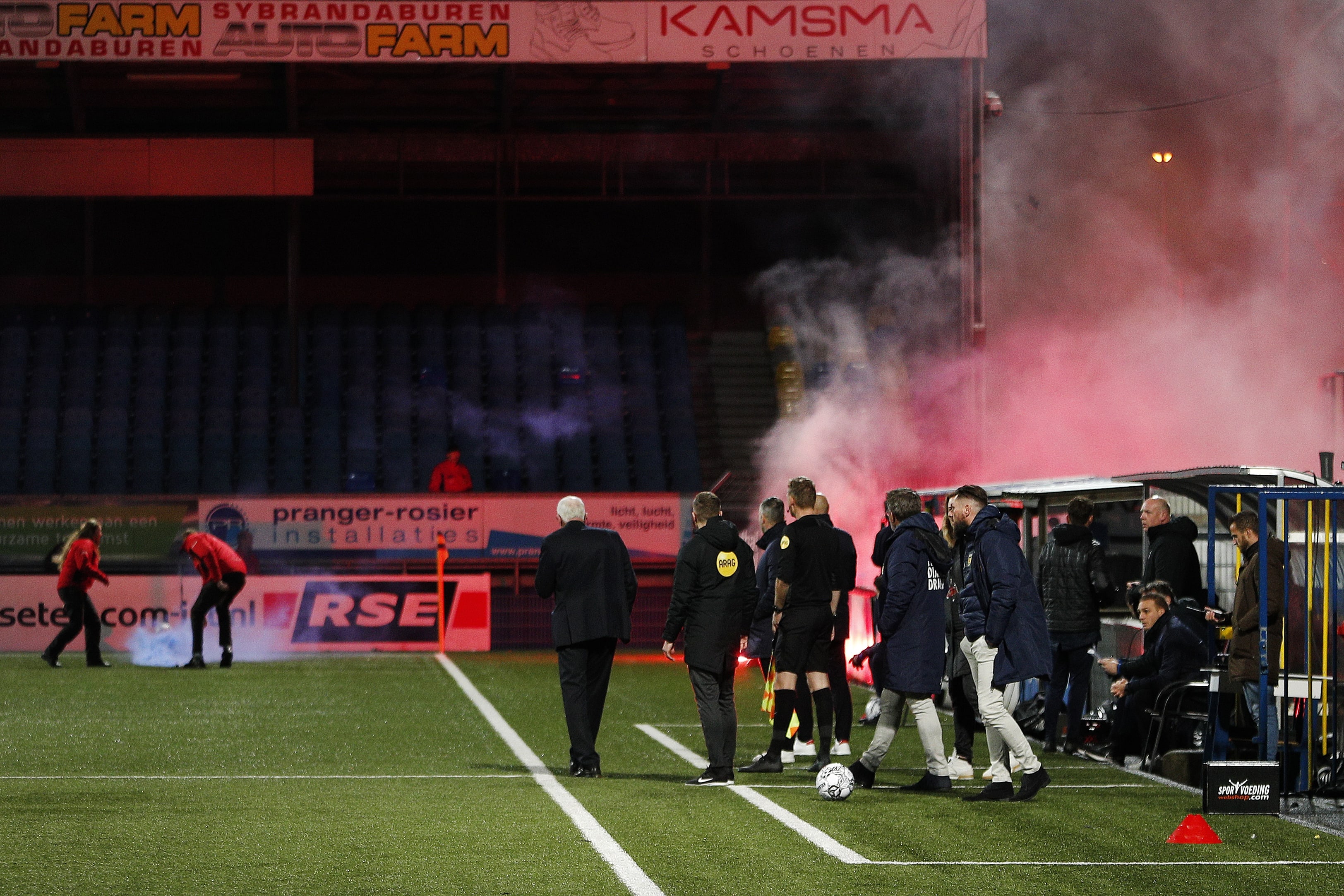 Wedstrijd Cambuur binnen zes minuten twee keer stilgelegd