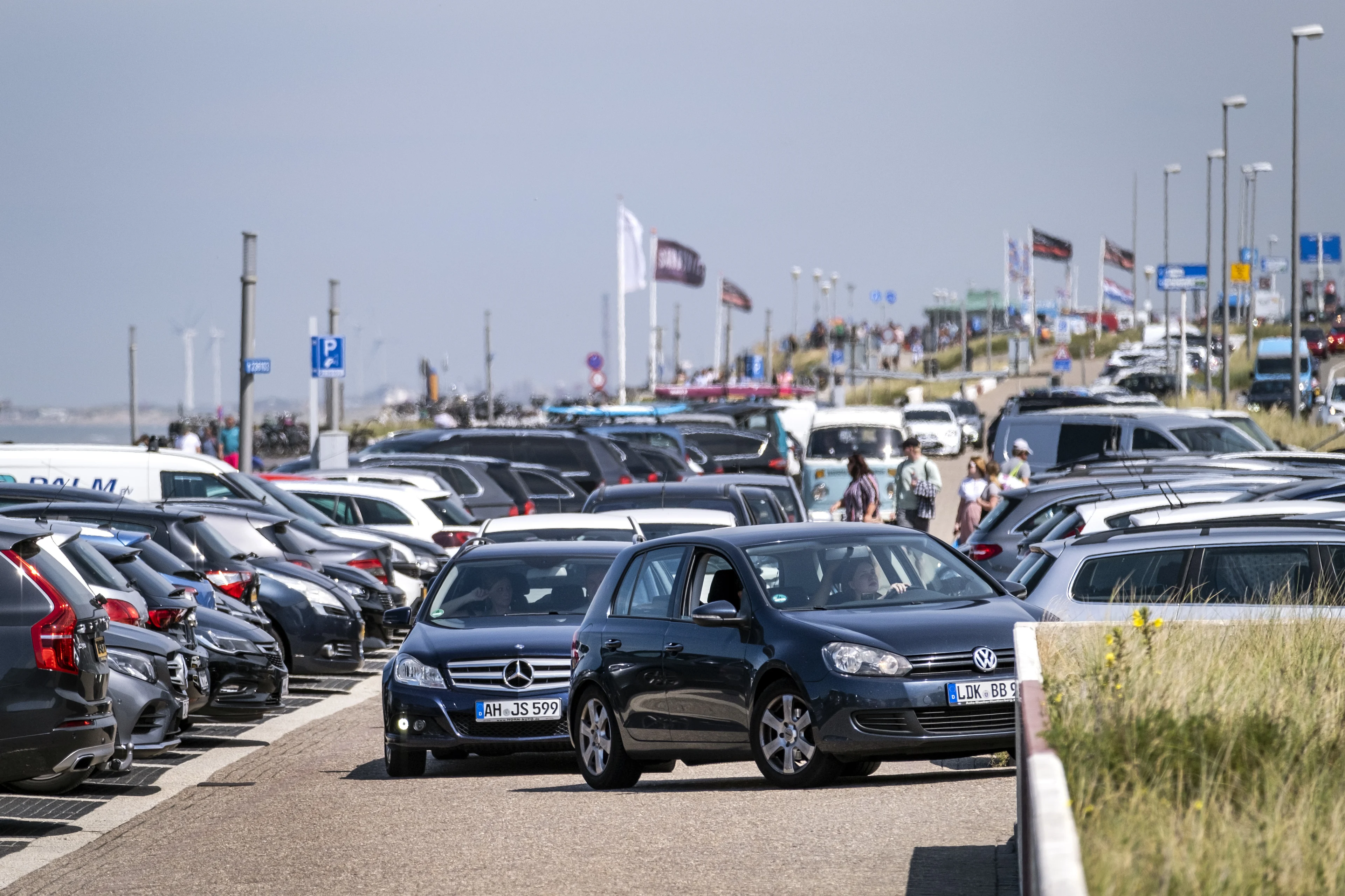 Nu al files door dagjesmensen op weg naar het strand