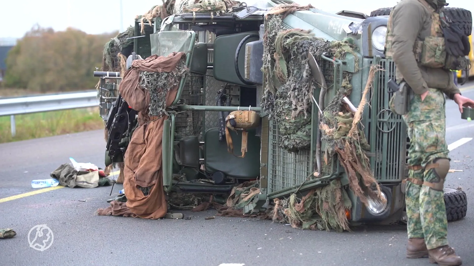 Militair voertuig gekanteld op A1, bij knooppunt Beekbergen