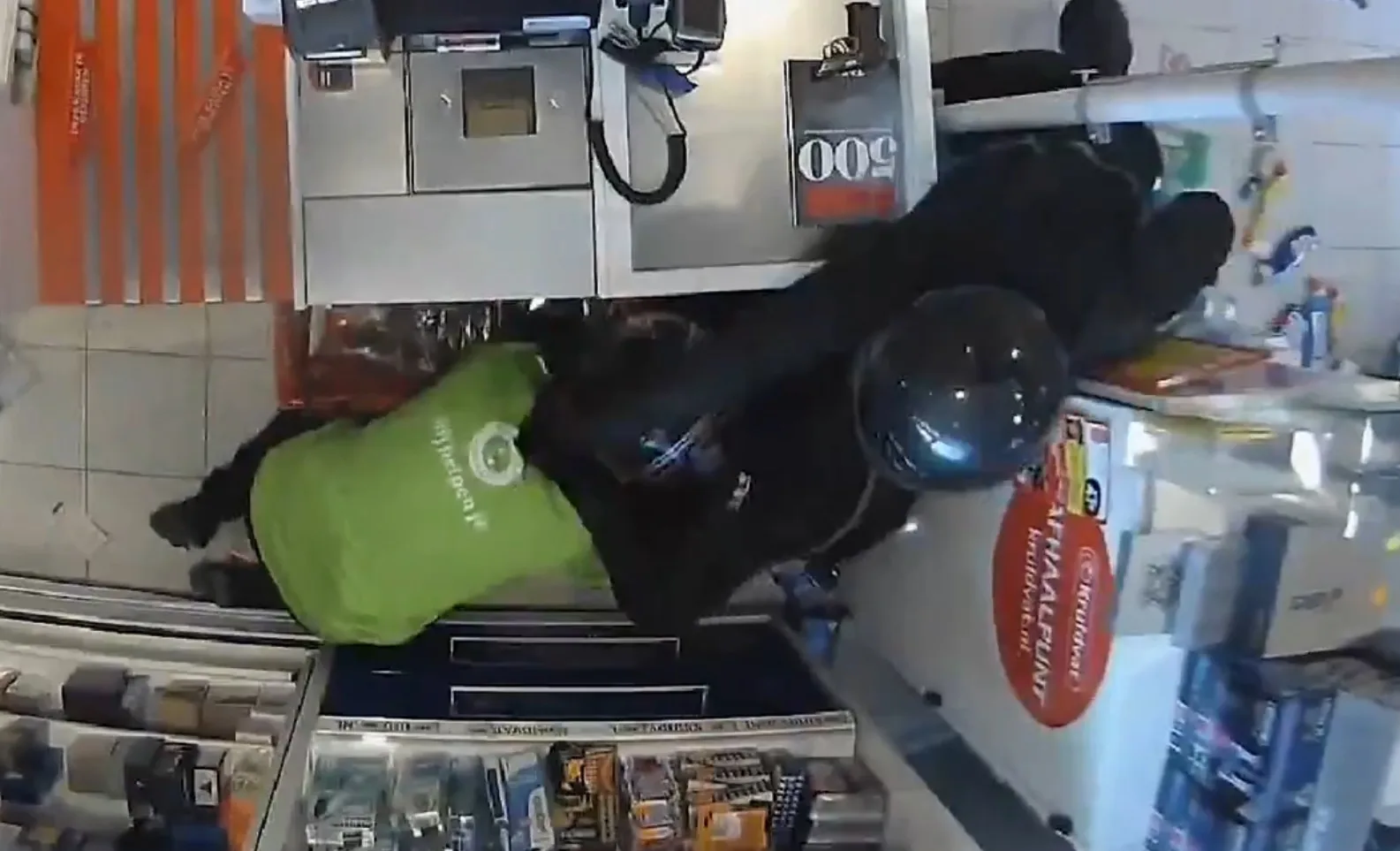 Heldhaftige kruidvatmedewerker worstelt met overvallers en jaagt ze de winkel uit