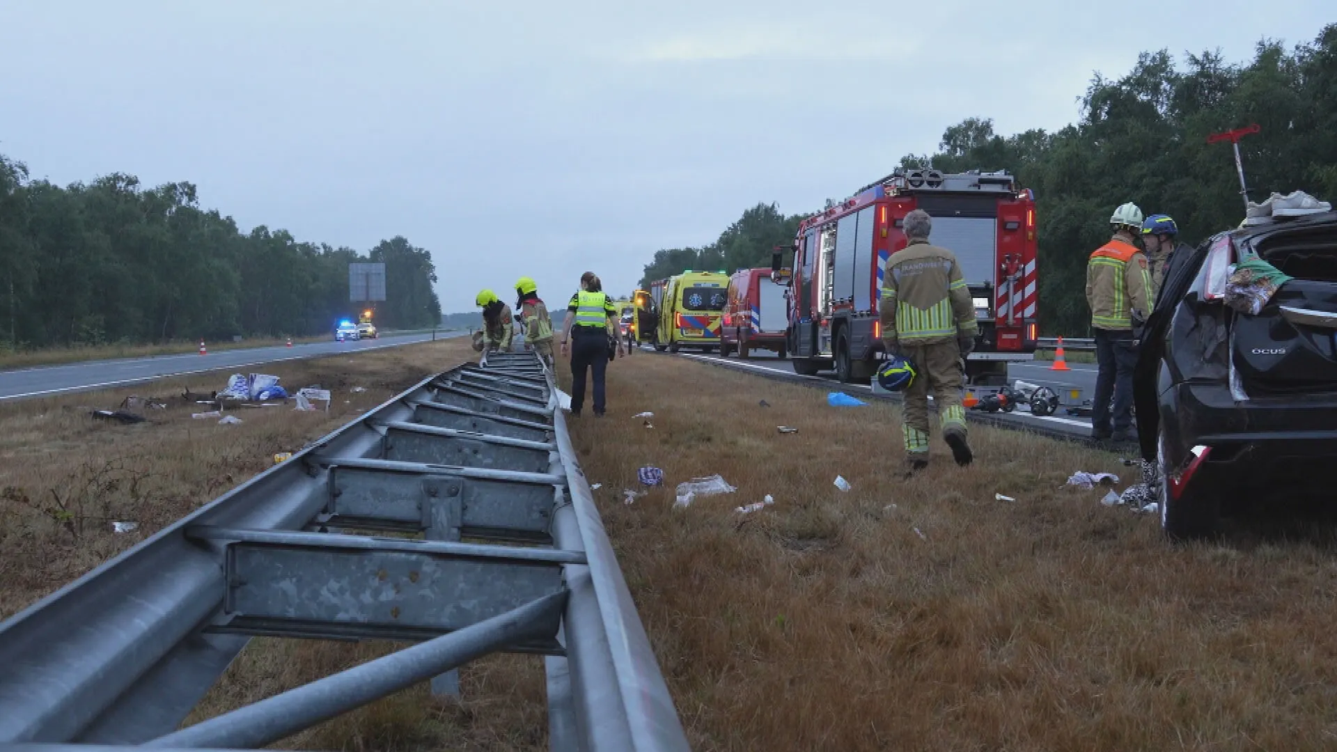 Auto vliegt over vangrail bij zwaar ongeluk op A67, weg uren dicht