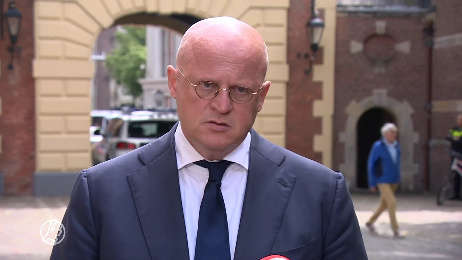 Grapperhaus emotioneel na aanslag De Vries: 'We kunnen dit niet accepteren'