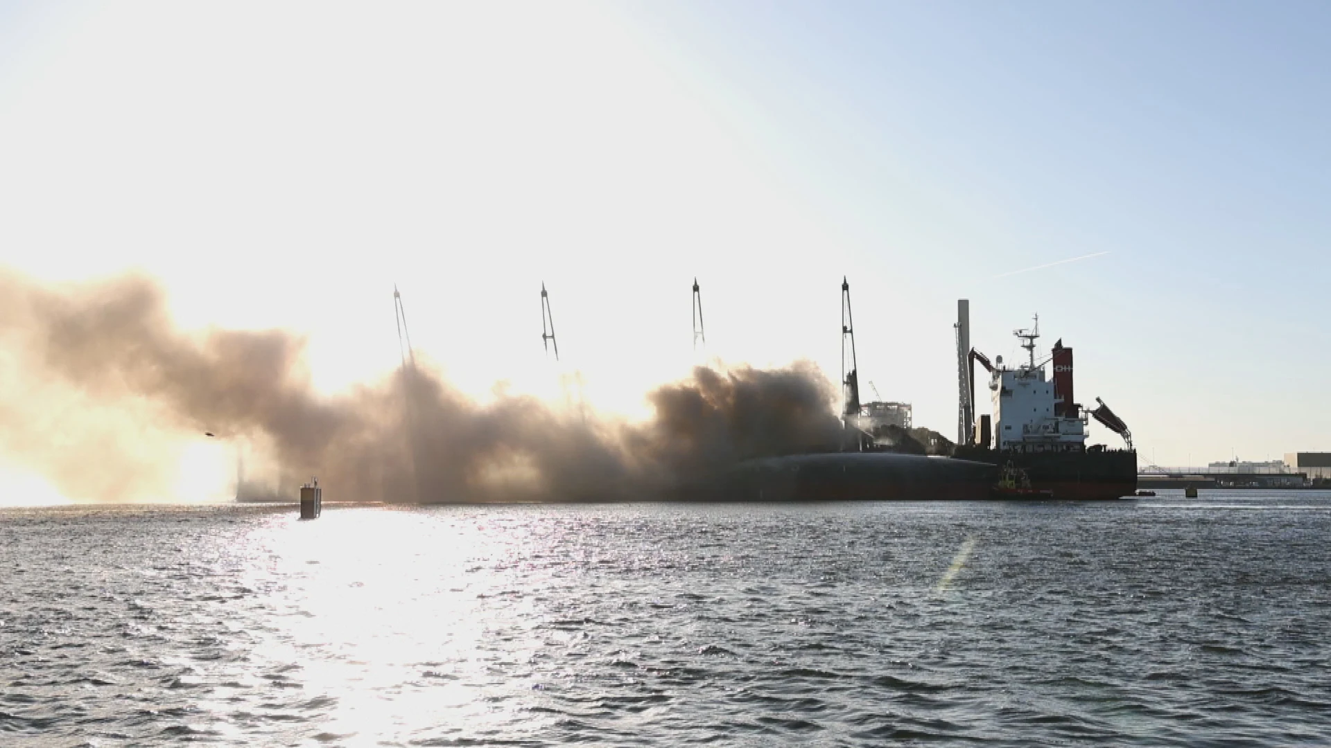Grote brand op schip in haven Amsterdam nog niet onder controle