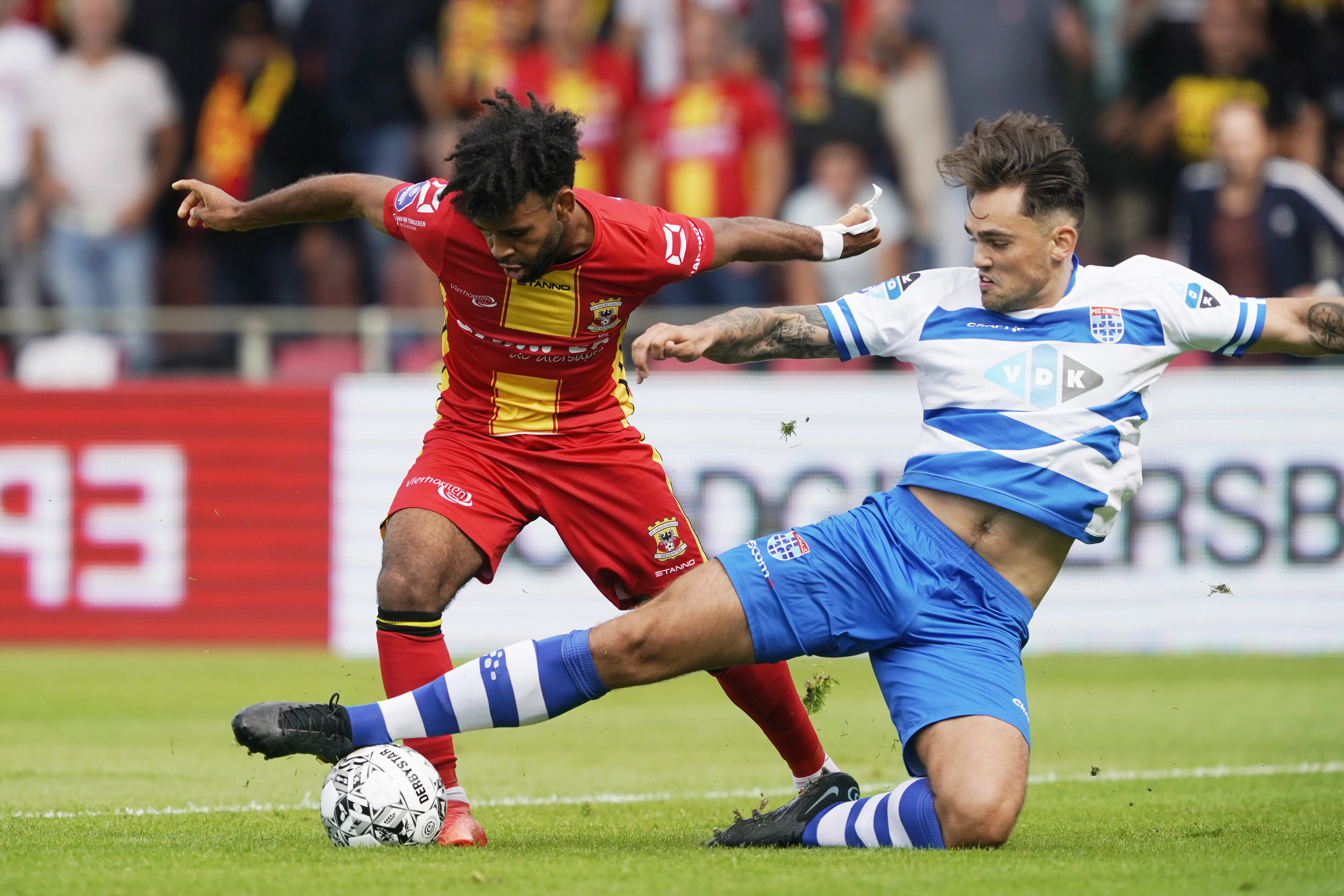 VIDEO: 'Vuurwerkbom' ontregelt IJsselderby tussen Go Ahead en PEC