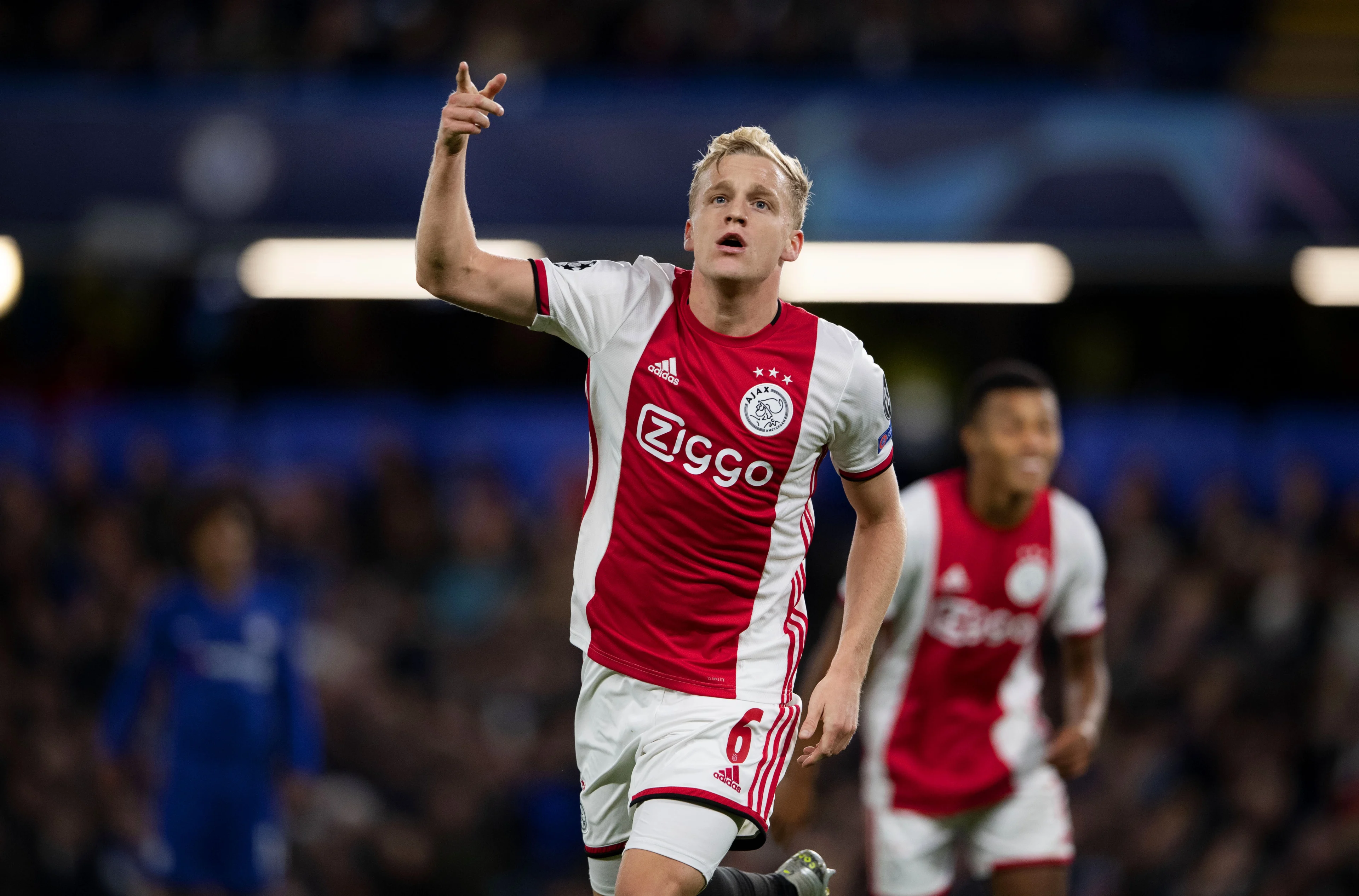 Miljoenentransfer voor Ajacied Van de Beek: tekent vijfjarig contract bij ManUnited