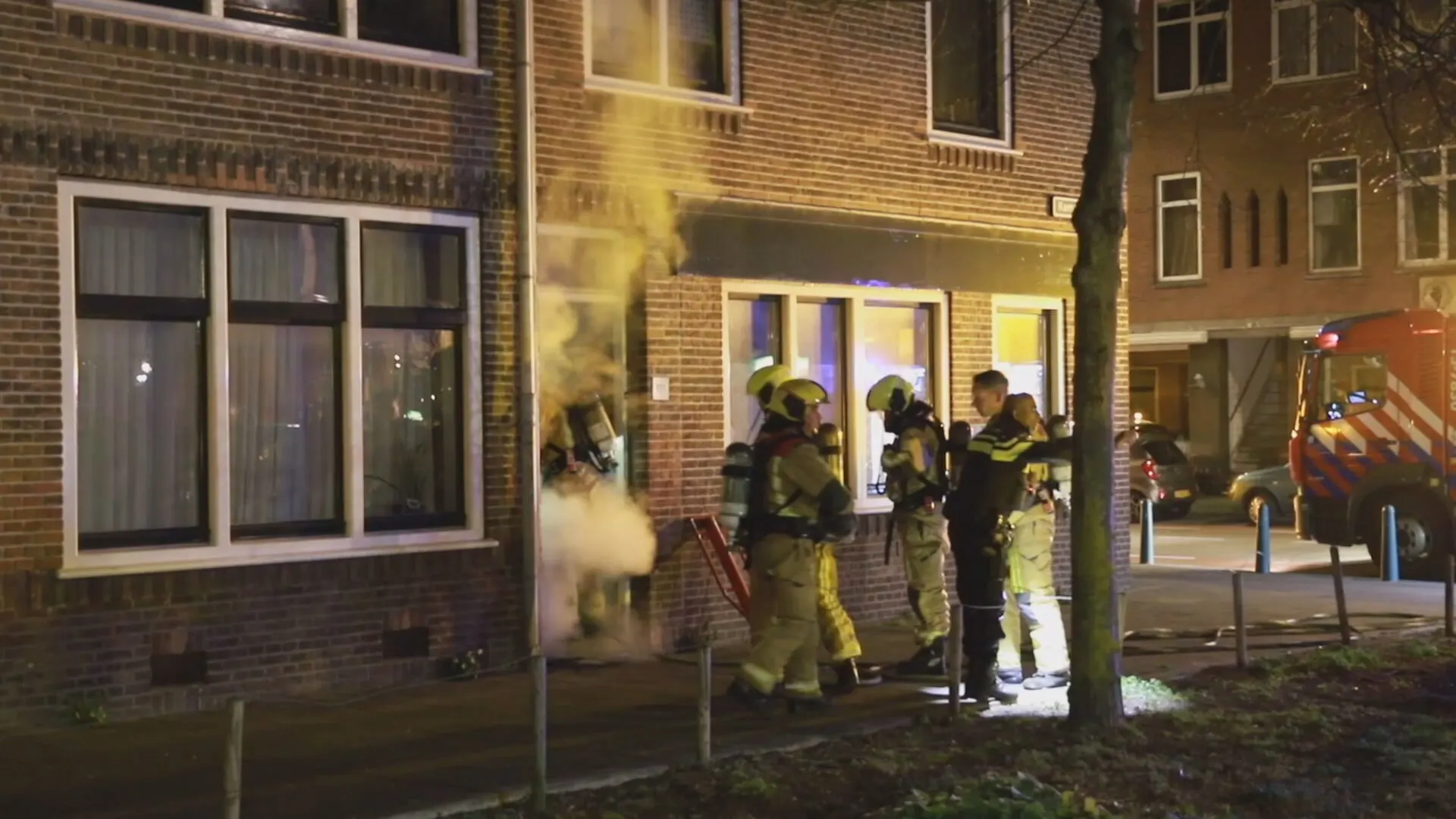 Vrouw gered uit brandende woning, politie draagt kogelwerende vesten