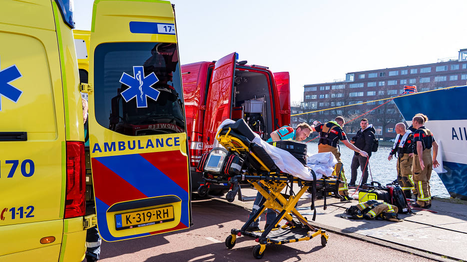 Bewoner asielboot Rotterdam gereanimeerd na val in water