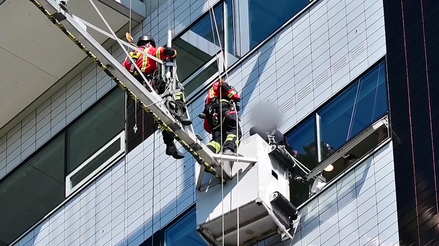 Glazenwasser van 30 meter hoogte gered door abseiler