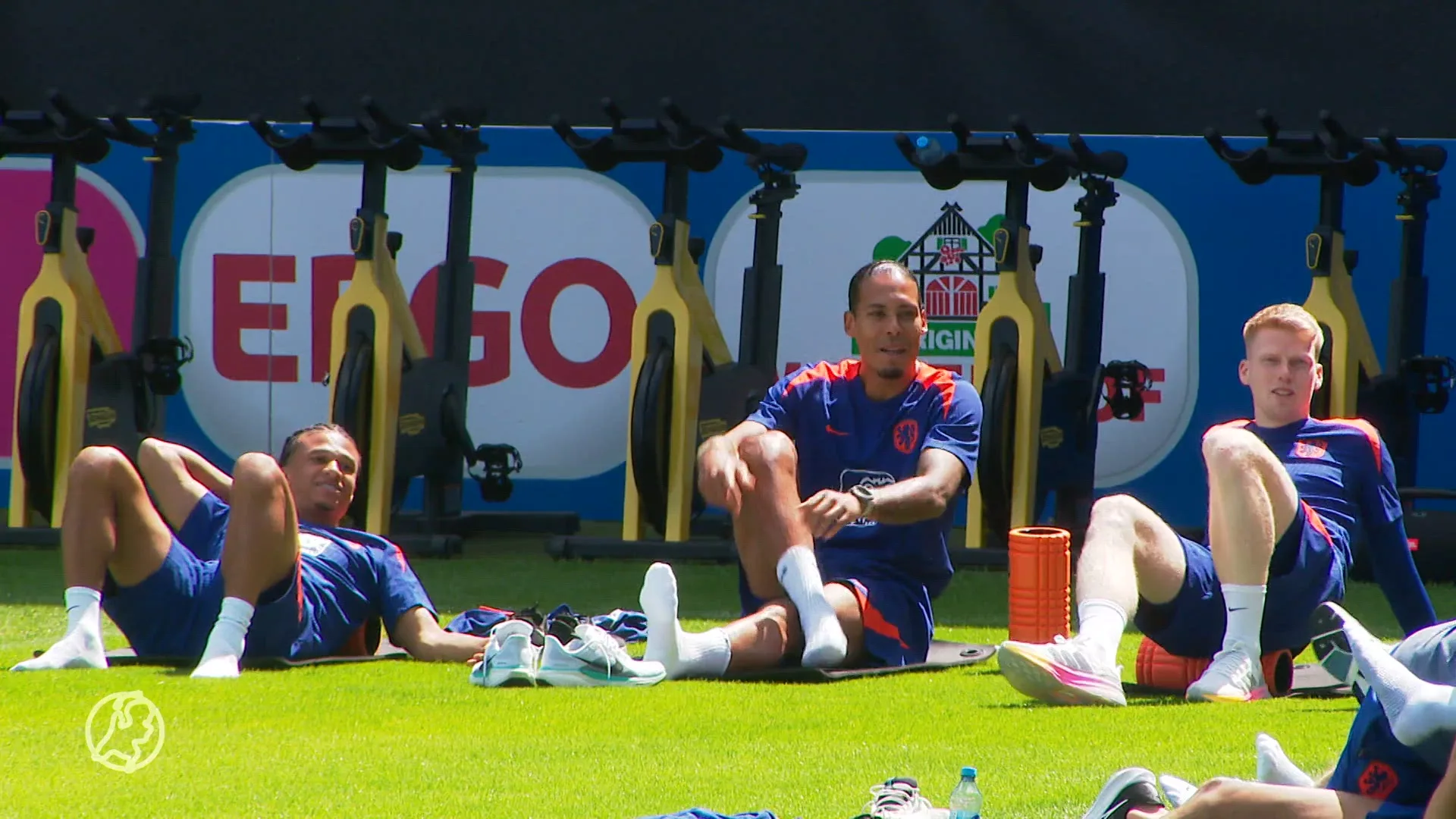 Teamgenoten zingen voor jarige Oranje-aanvoerder Virgil van Dijk