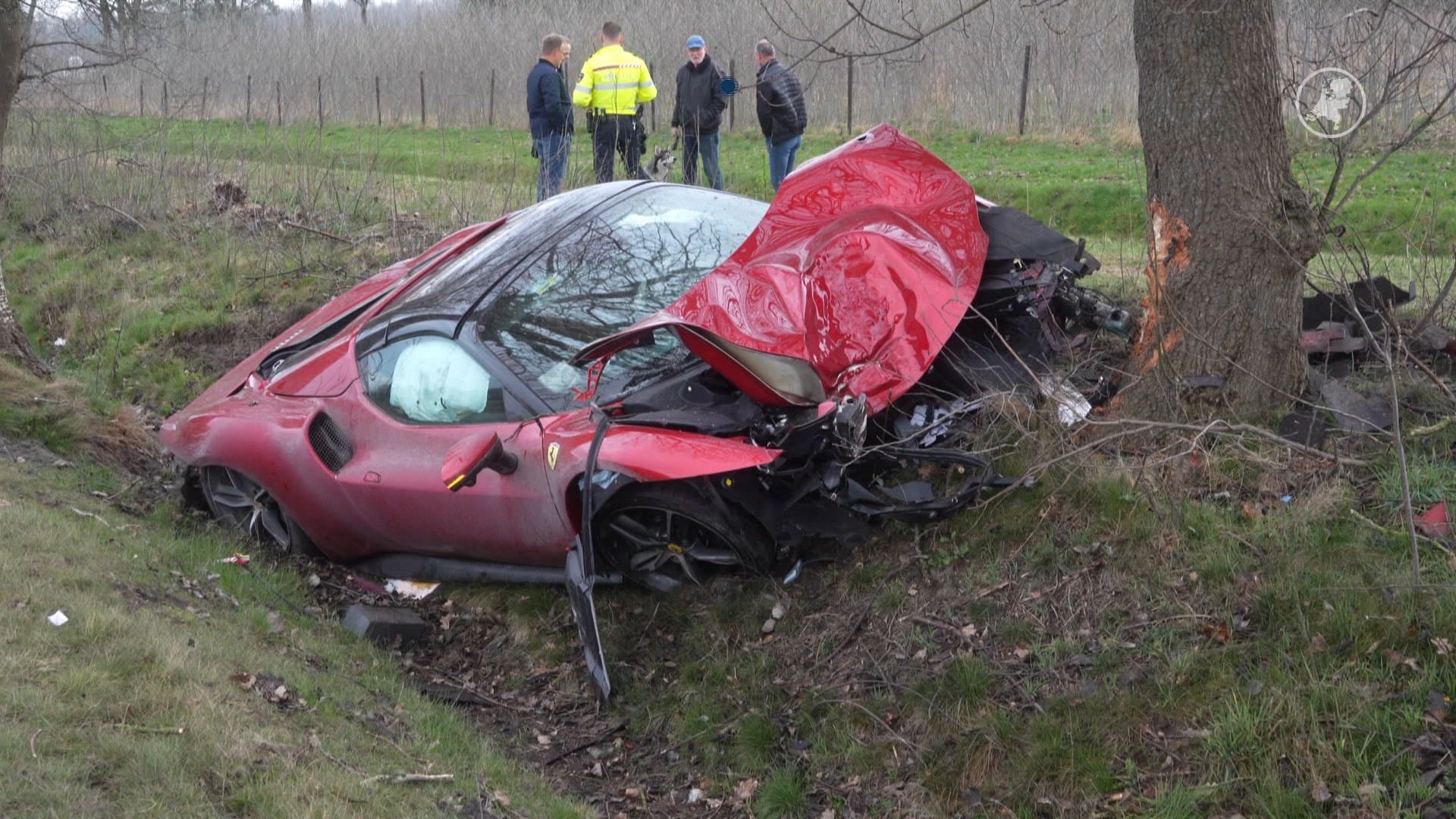 Superluxe en peperdure sportauto in de prak bij eenzijdig ongeval Emmen