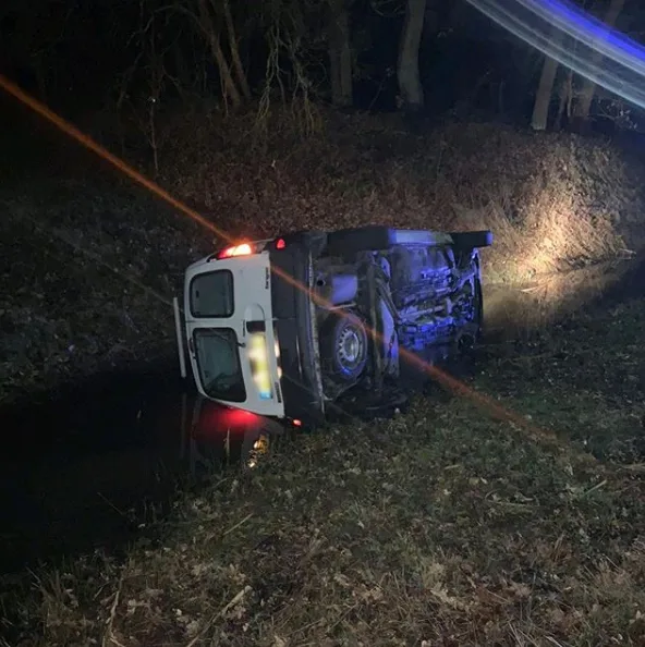 Dronken automobilist (29) heeft acht keer te veel op en belandt in sloot