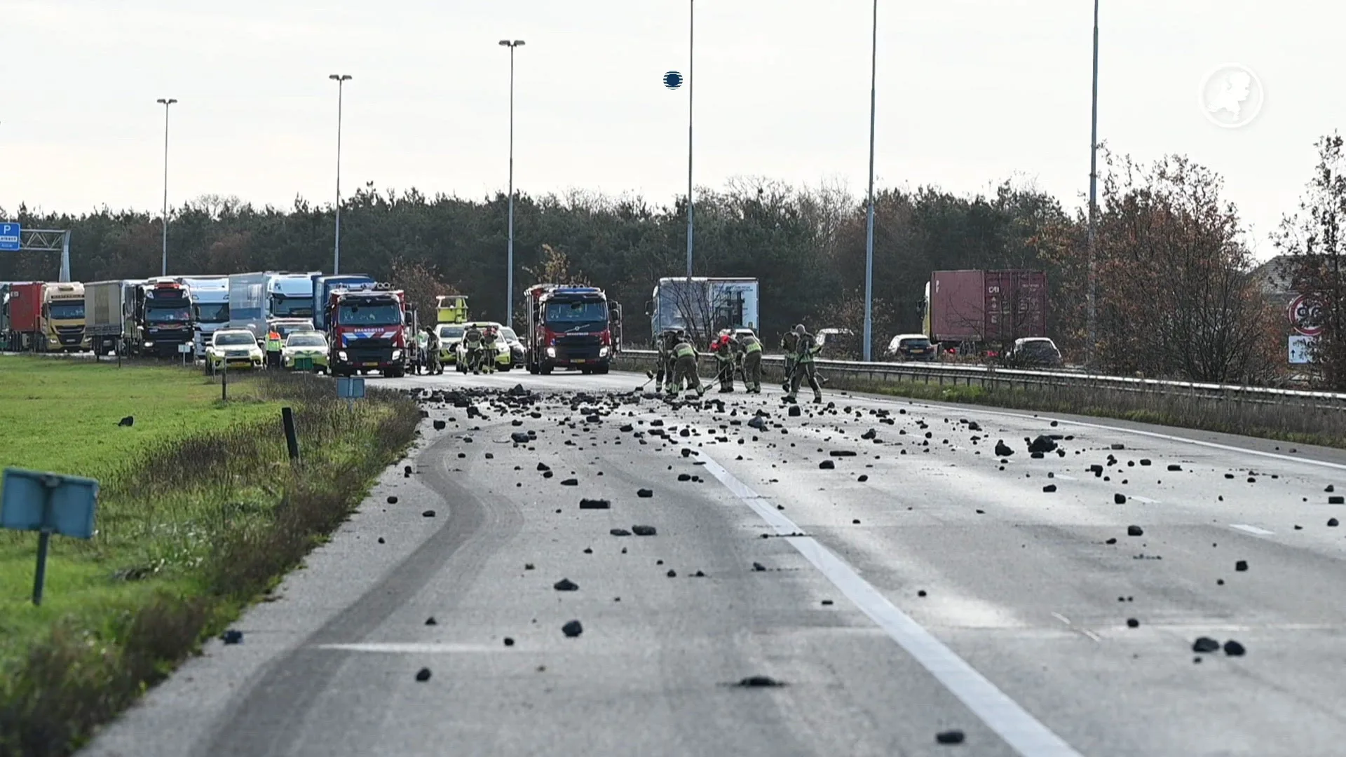Vrachtwagen verliest lading op A58 bij Tilburg, weg dicht tot 15 uur