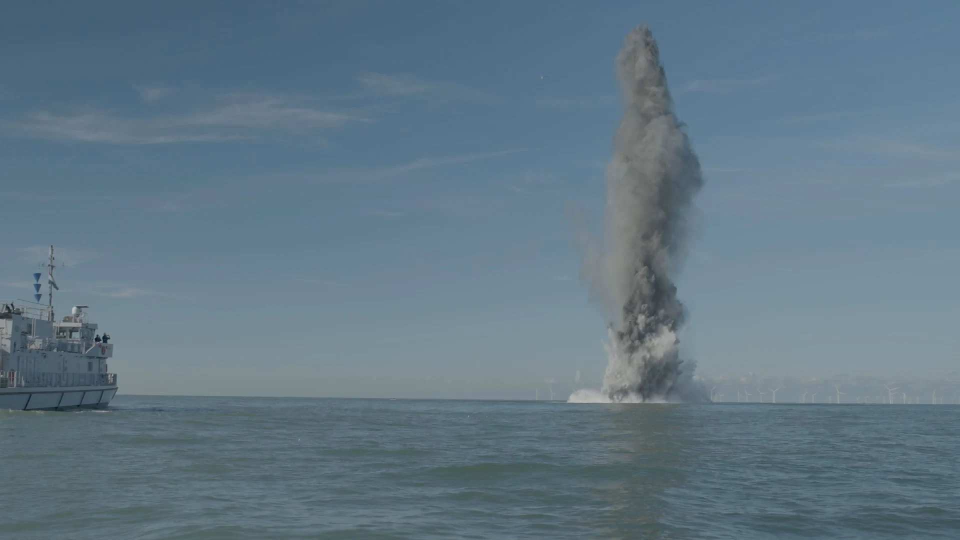 ZIEN: Gigantische knallen op zee bij Vlissingen na onschadelijk maken mijnen