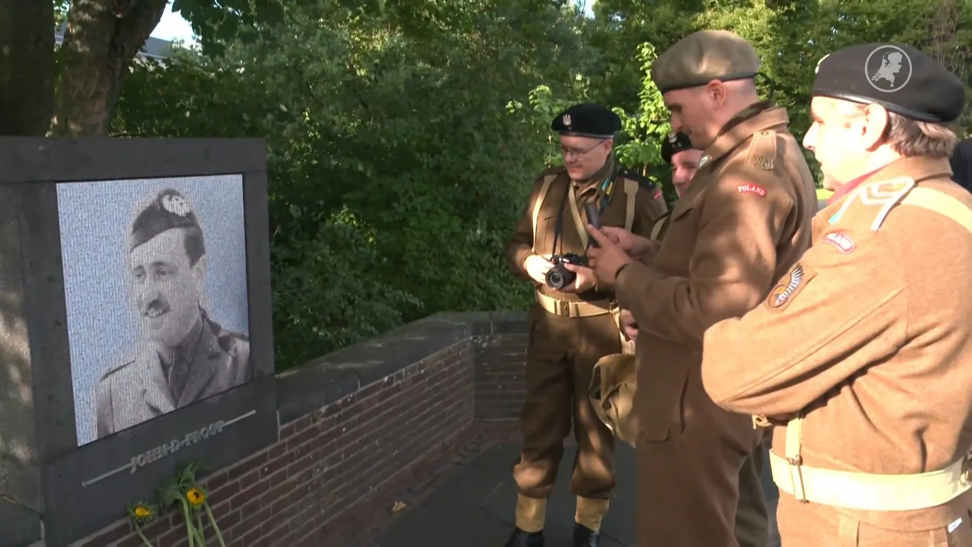 Gestolen plaquette oorlogsmonument John Frostbrug vervangen: nieuw monument onthuld