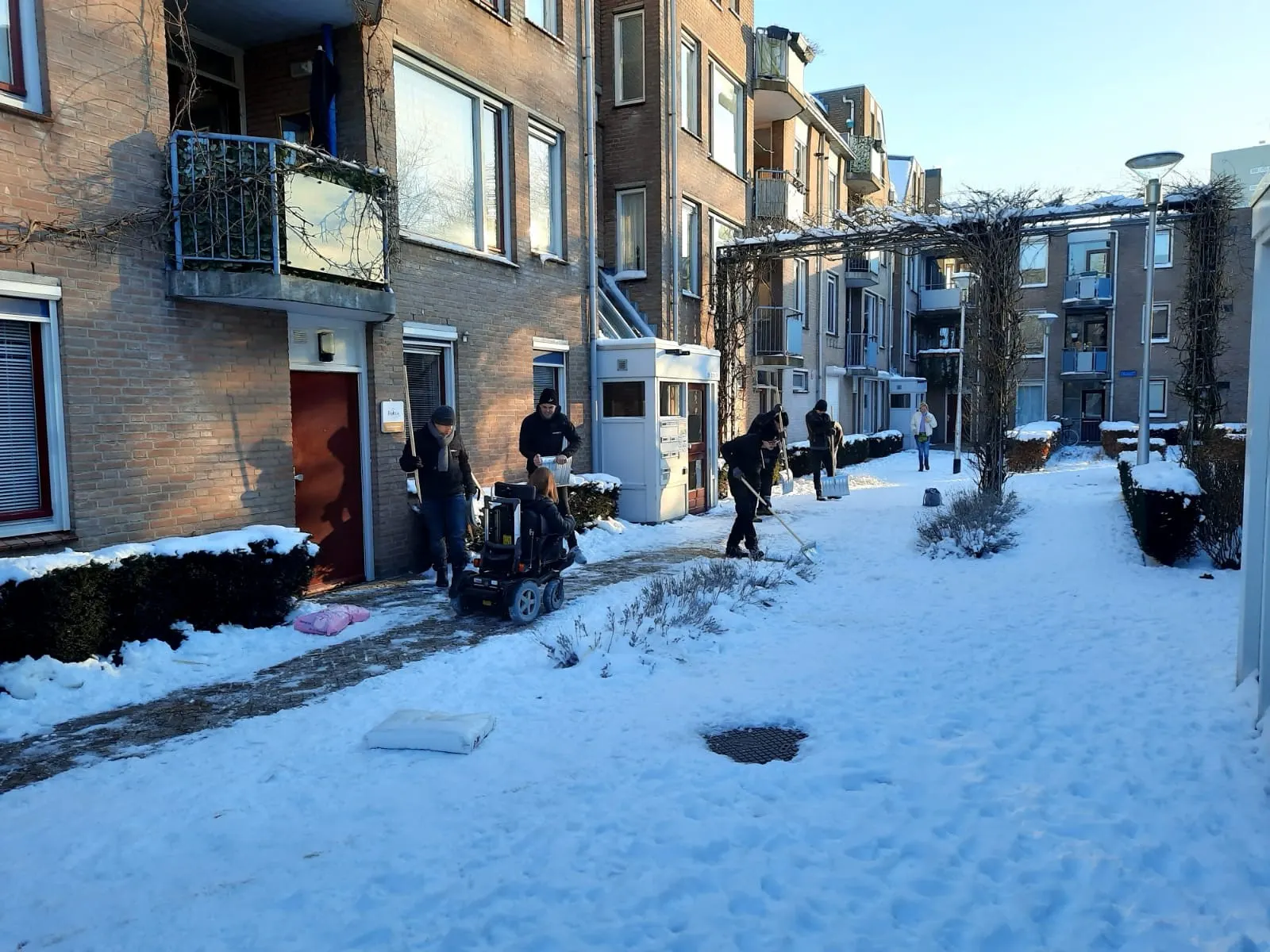 Jongeren ruimen sneeuw voor Michael uit Tilburg die in zijn rolstoel de deur niet uit kon
