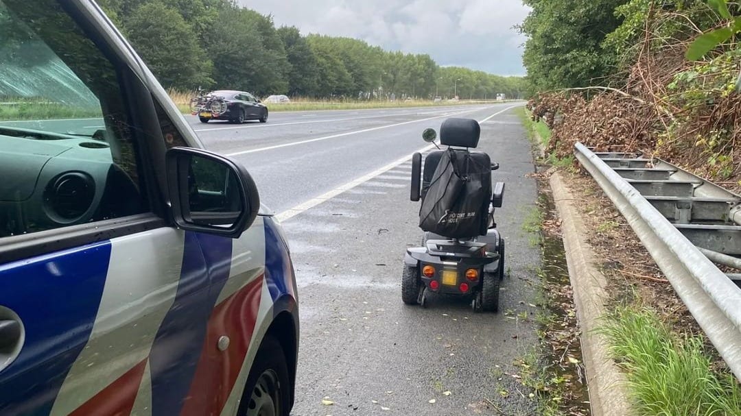 Oudere man in scootmobiel is de weg kwijt en rijdt over A7