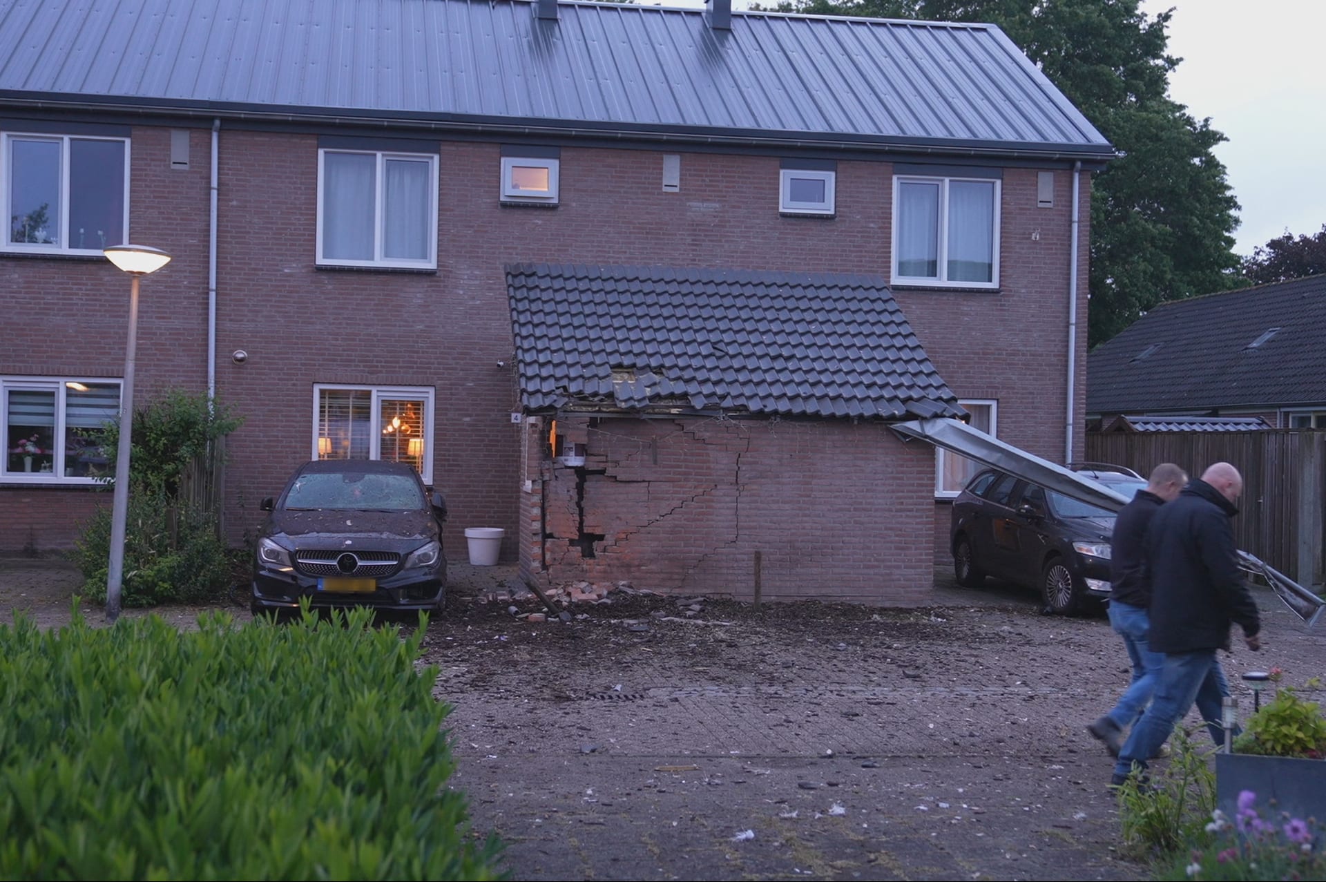 Woning flink beschadigd na nachtelijke knal in Sprang-Capelle: straat bezaaid met bakstenen