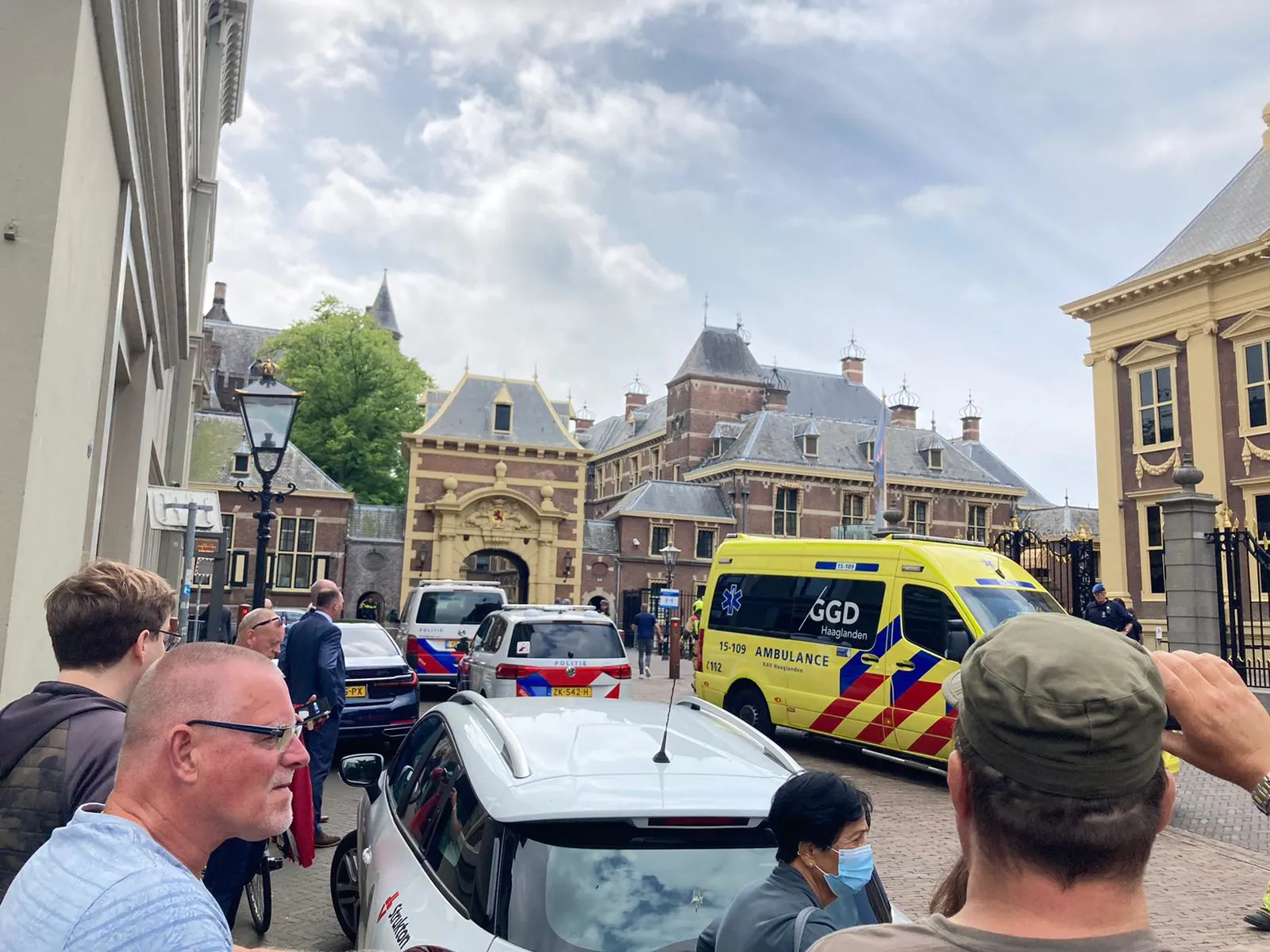 Man die vloeistof over zich gooide overgedragen aan zorgverleners