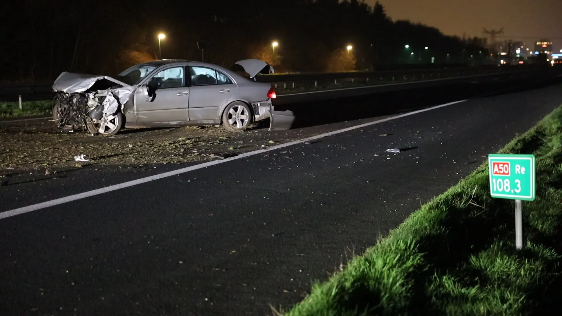 Bizar dubbel ongeluk op A50: bestuurder steekt snelweg over na botsing en wordt geschept