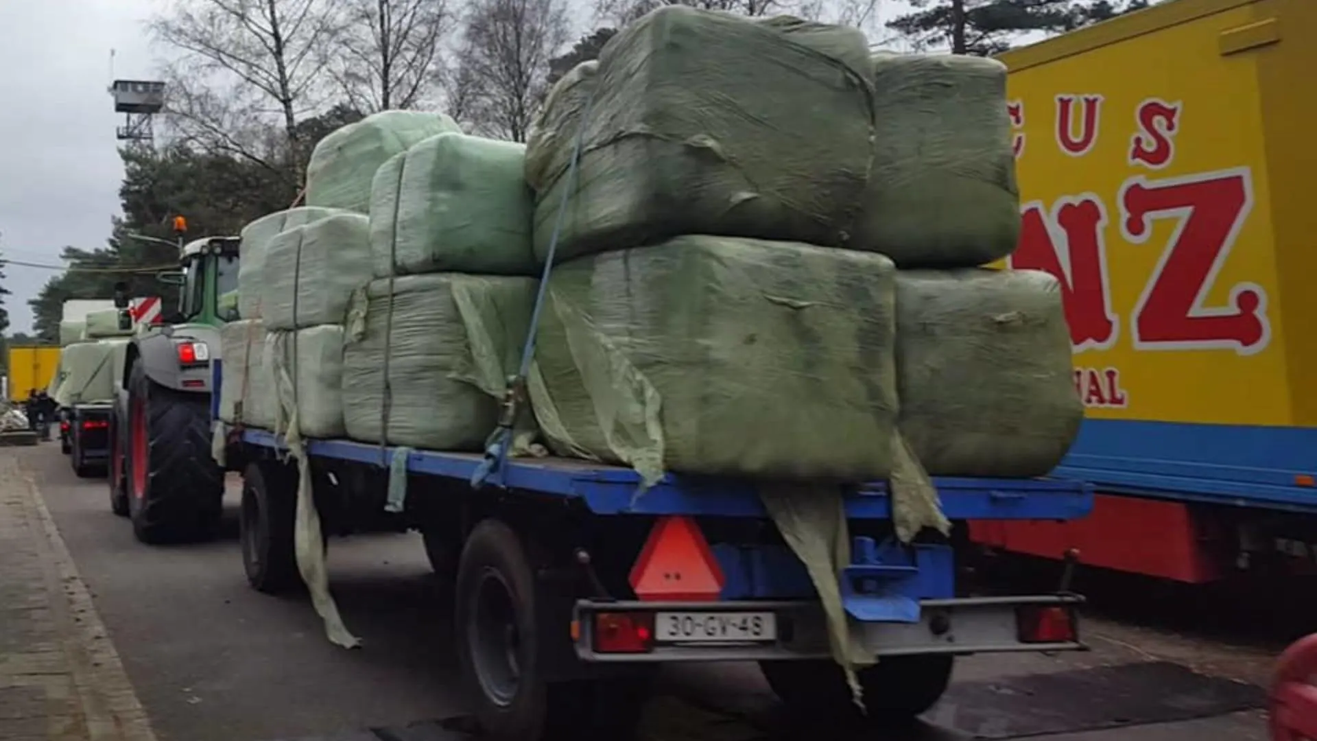 Boeren steunen noodlijdend Circus Renz met voedsel: 'Dieren in nood laat je niet stikken'