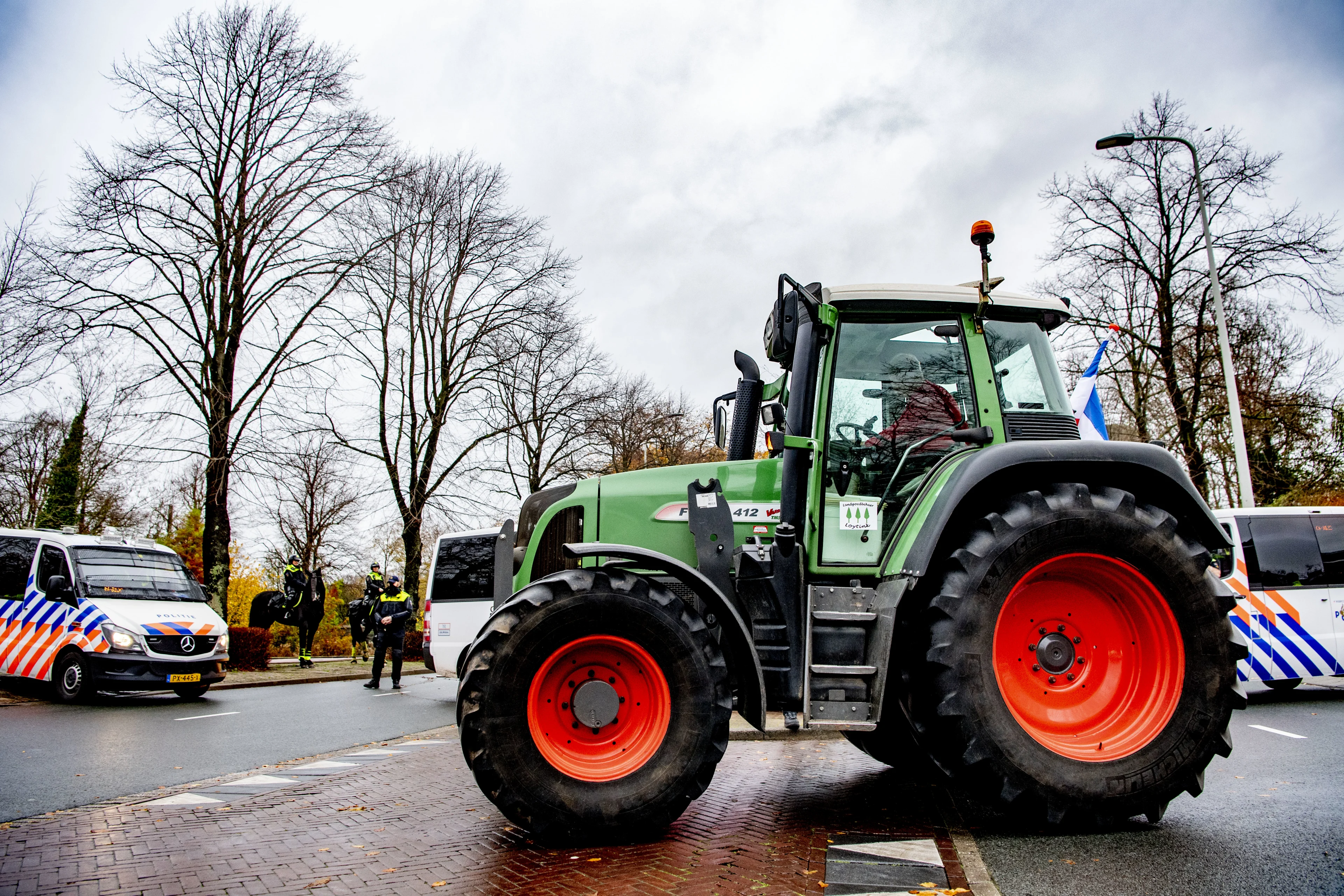 Boeren willen met trekkers helpen tegen rellen