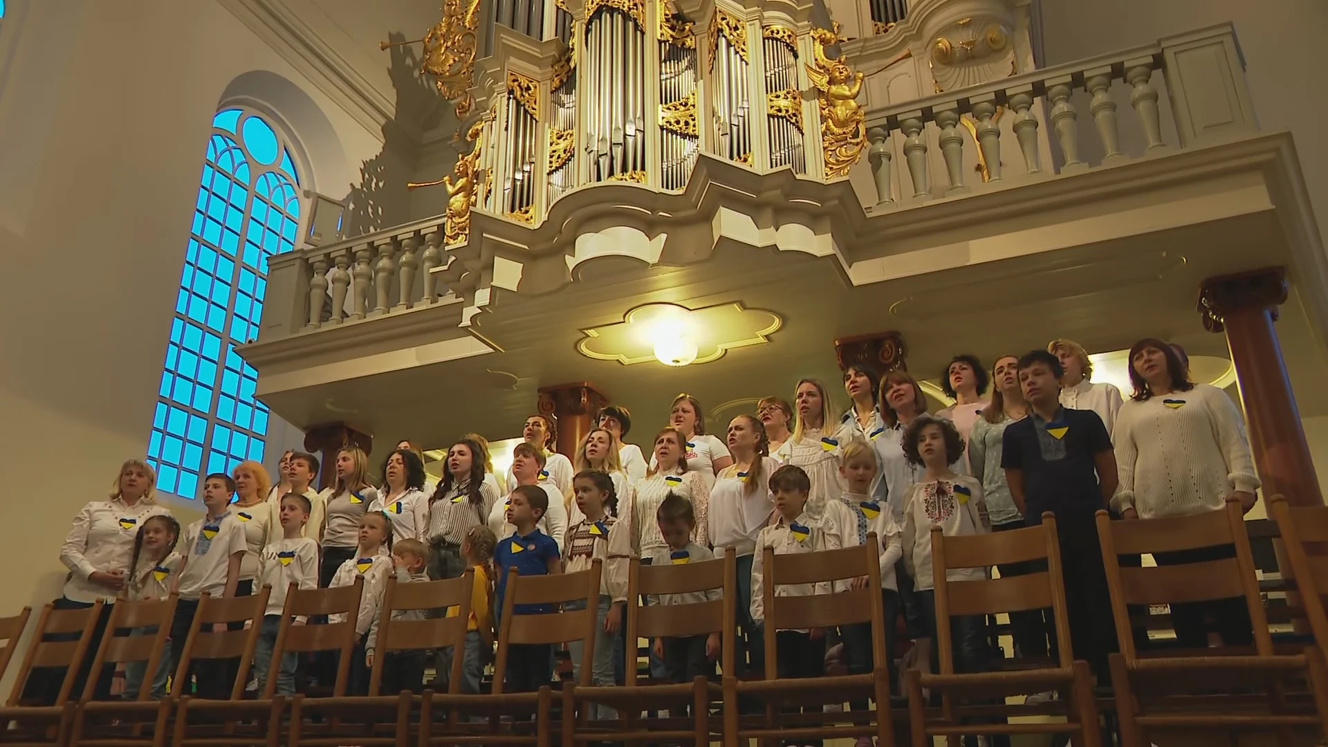 Oekraïners zingen voor vrede tijdens Dodenherdenking: 'Zo uiten wij onze pijn'