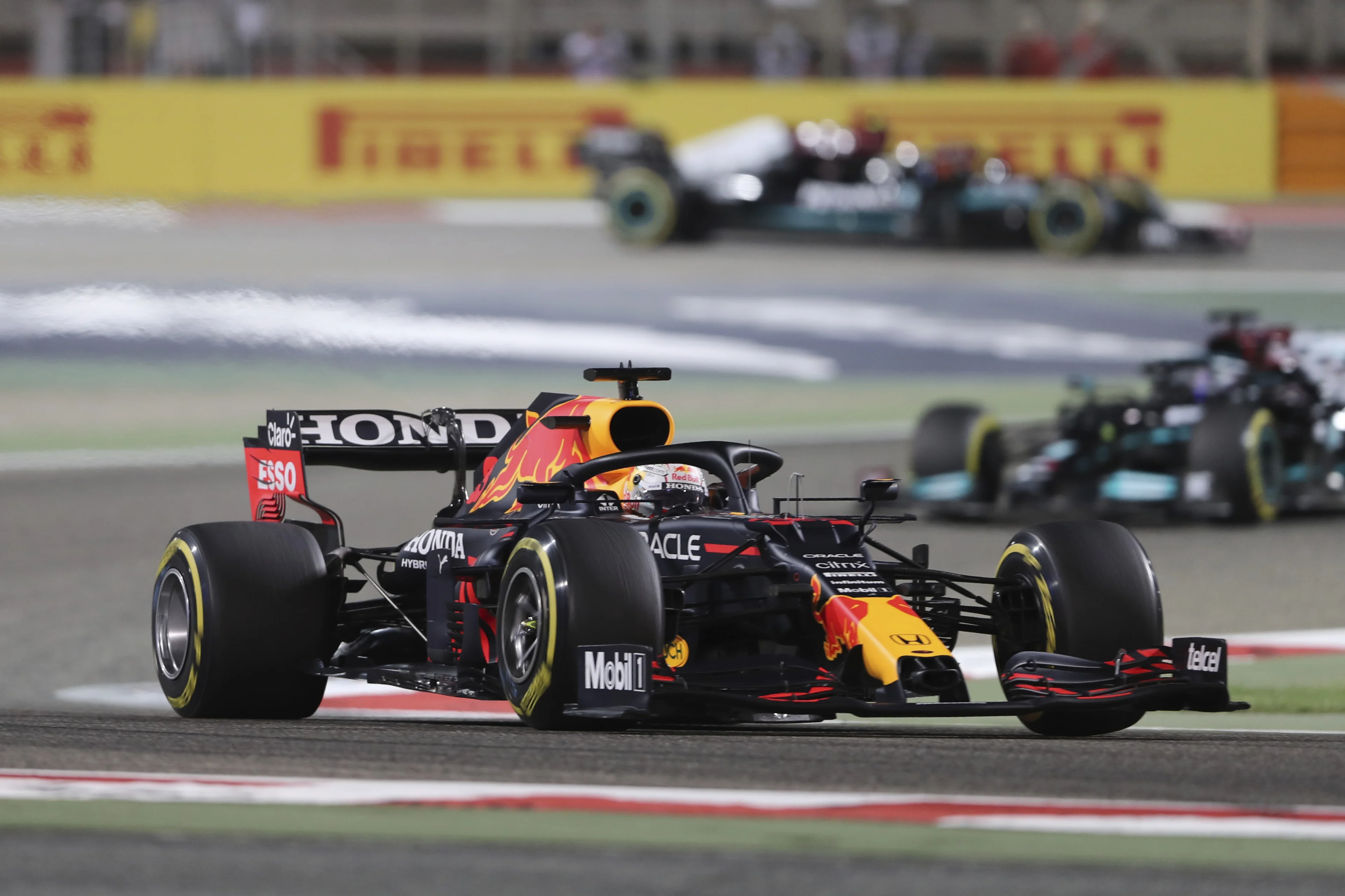 Verstappen na bloedstollende strijd met Hamilton tweede in Bahrein