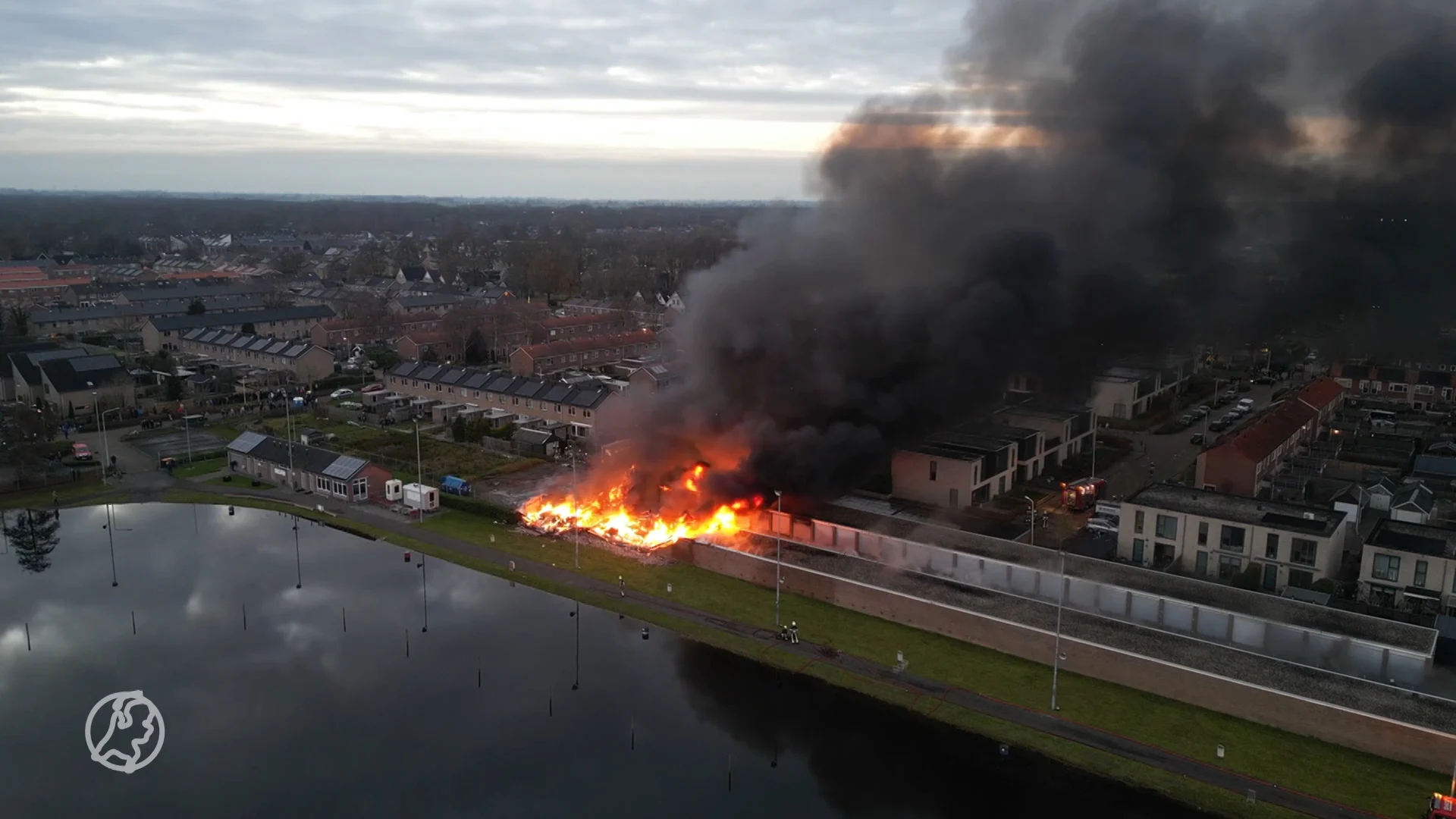 Grote brand in Wolvega: meerdere garageboxen in brand