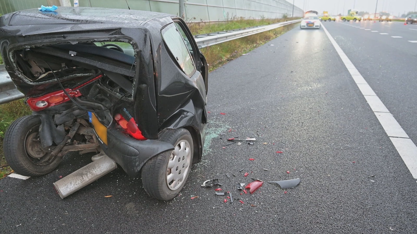 Kind stapt ongedeerd uit totaal verwoeste auto na crash op A16 bij Breda