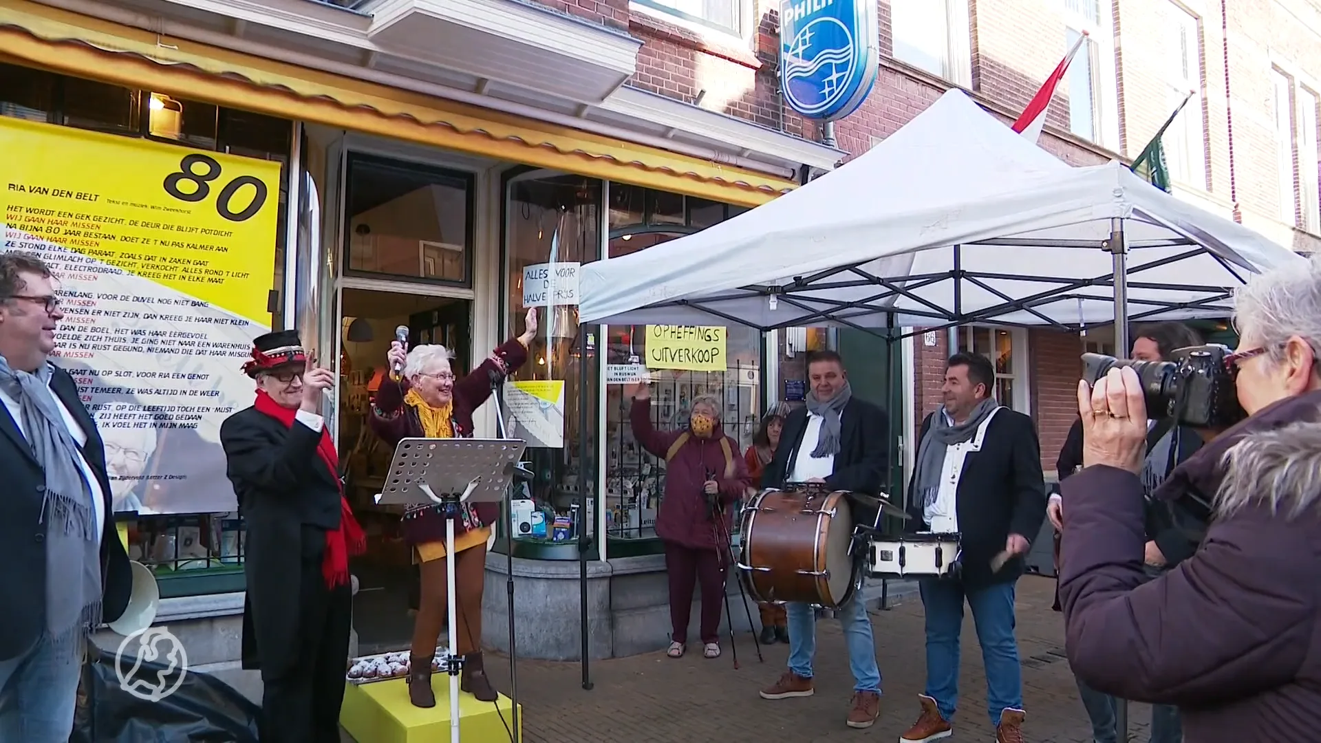 Na 58 jaar gaat geliefde Ria (85) met pensioen, Rijswijk rukt uit voor afscheid