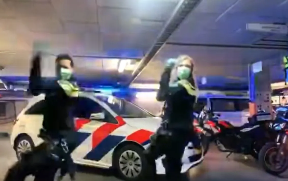 Amsterdamse agenten leggen het dansend uit: houd 1,5 meter afstand